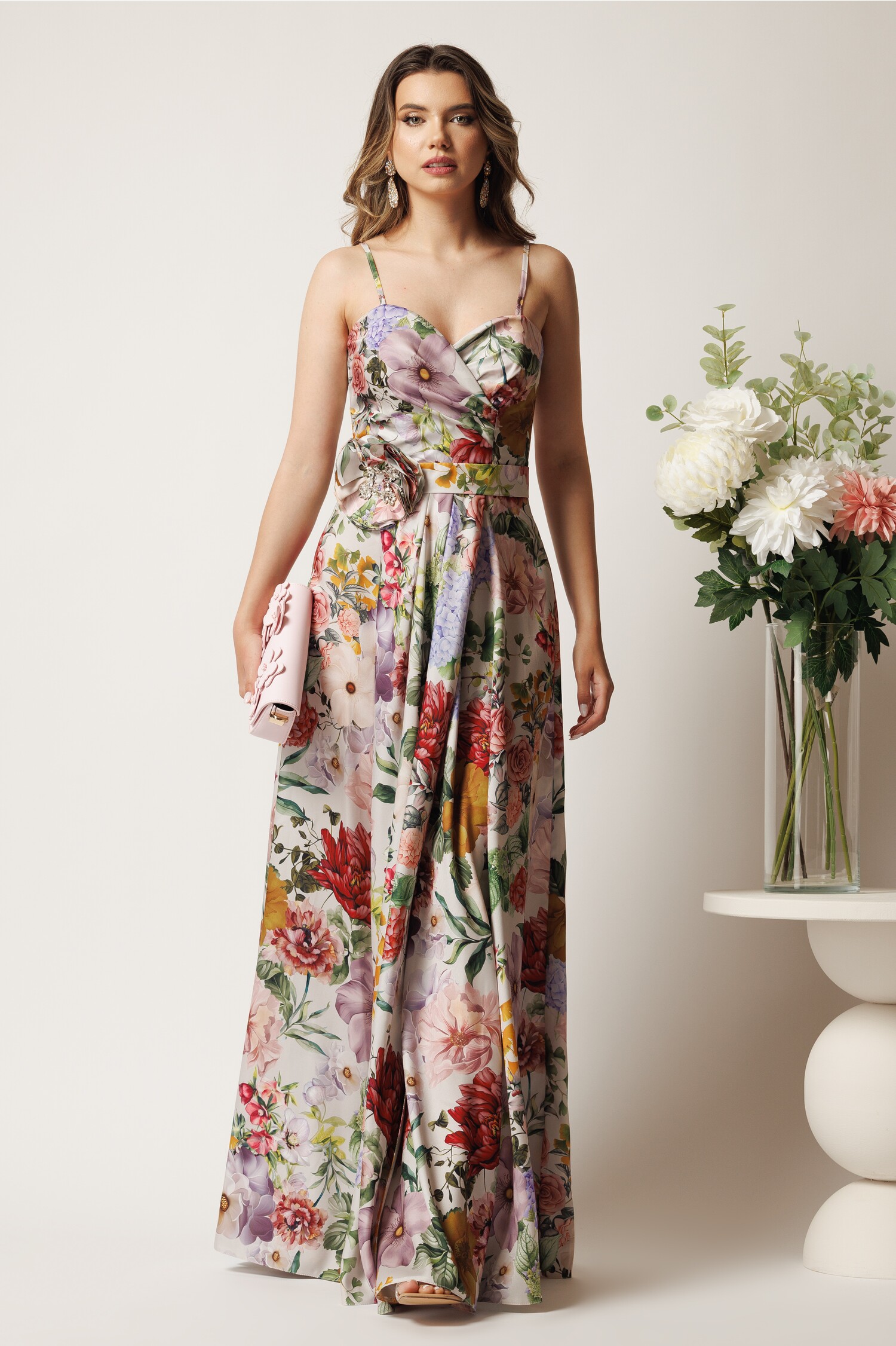 Rochie lunga ivory cu flori colorate din satin in clos cu fusta petrecuta si crapatura- LaDonna