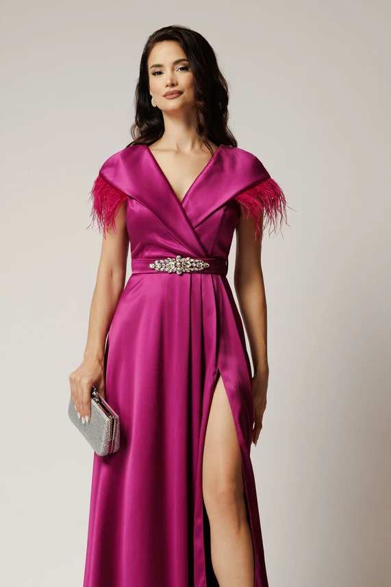 Rochie lunga magenta din tafta cu pene la umeri si strasuri pe talie
