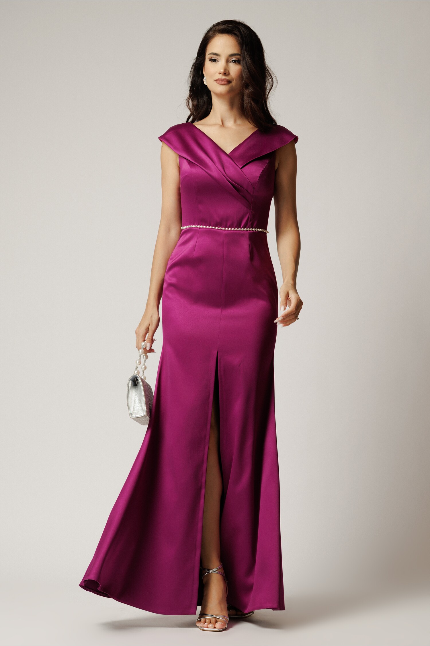 Rochie lunga magenta din tafta cu perle in talie si crapatura pe picior Rochie lunga magenta din tafta cu perle in talie si crapatura pe picior