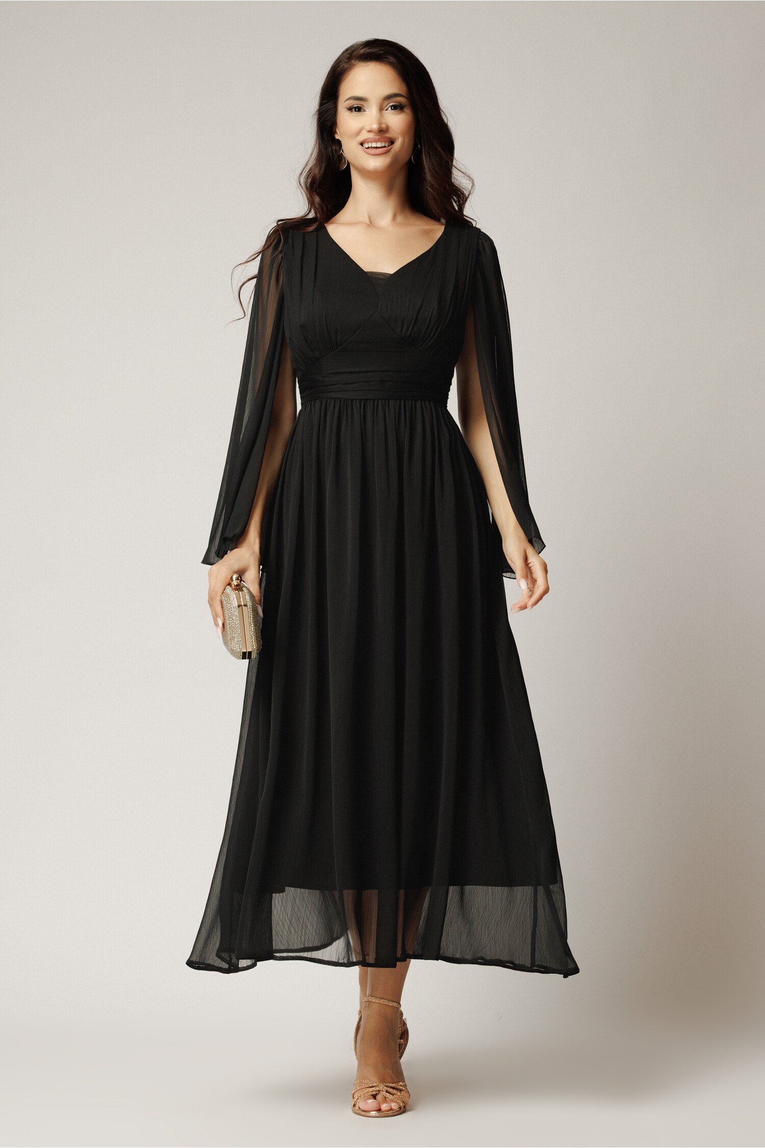 Rochie lunga neagra din voal creponat in clos cu maneci despicate