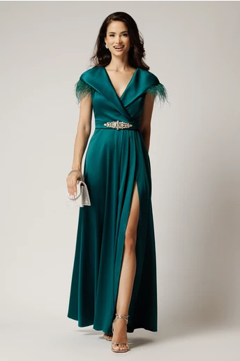 Rochie lunga verde din tafta cu pene la umeri si strasuri pe talie