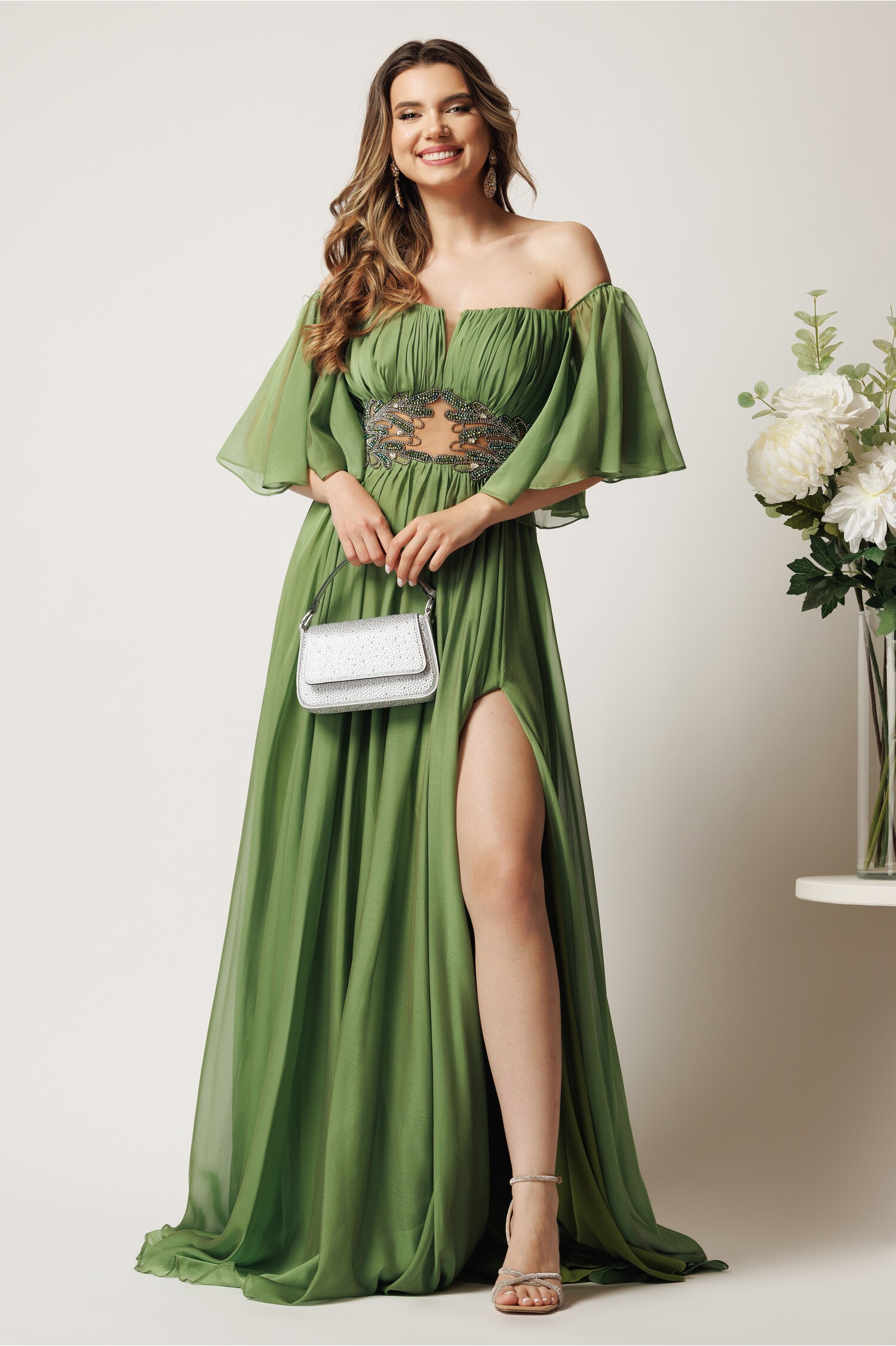 Rochie lunga verde din voal in clos cu strasuri si tull in talie