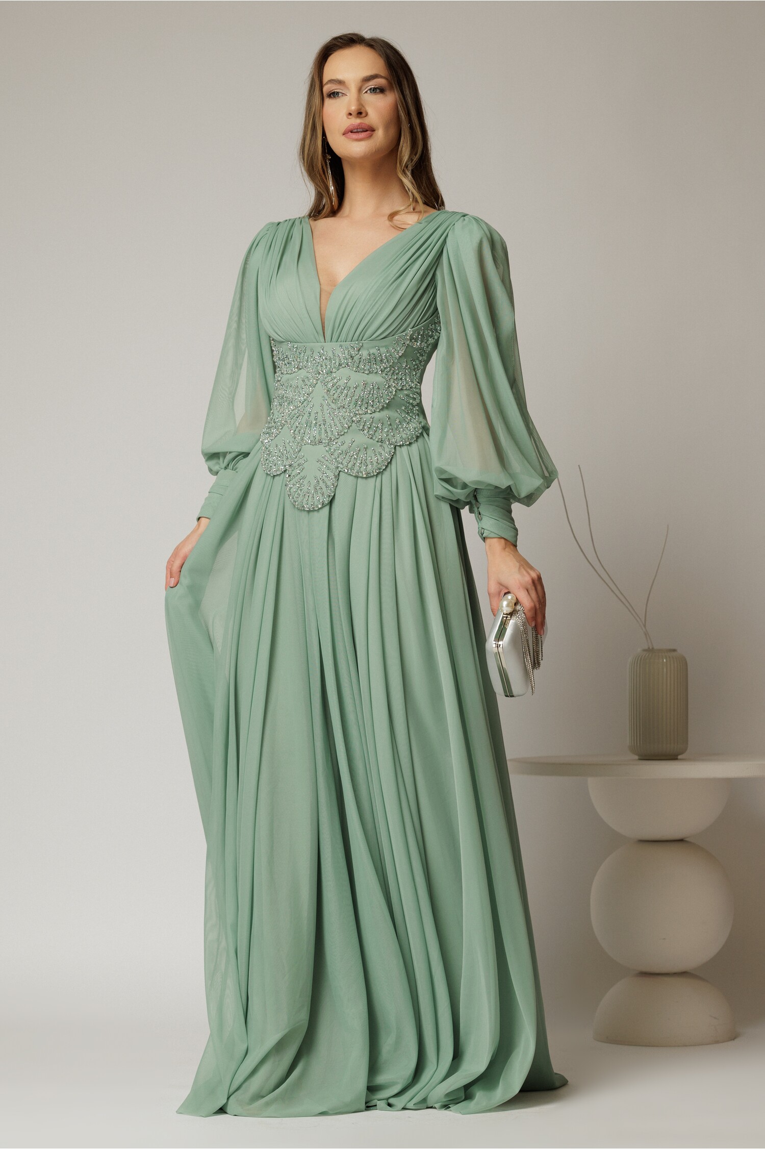 Rochie lunga verde menta de seara din tull cu corset cu strassuri aplicate
