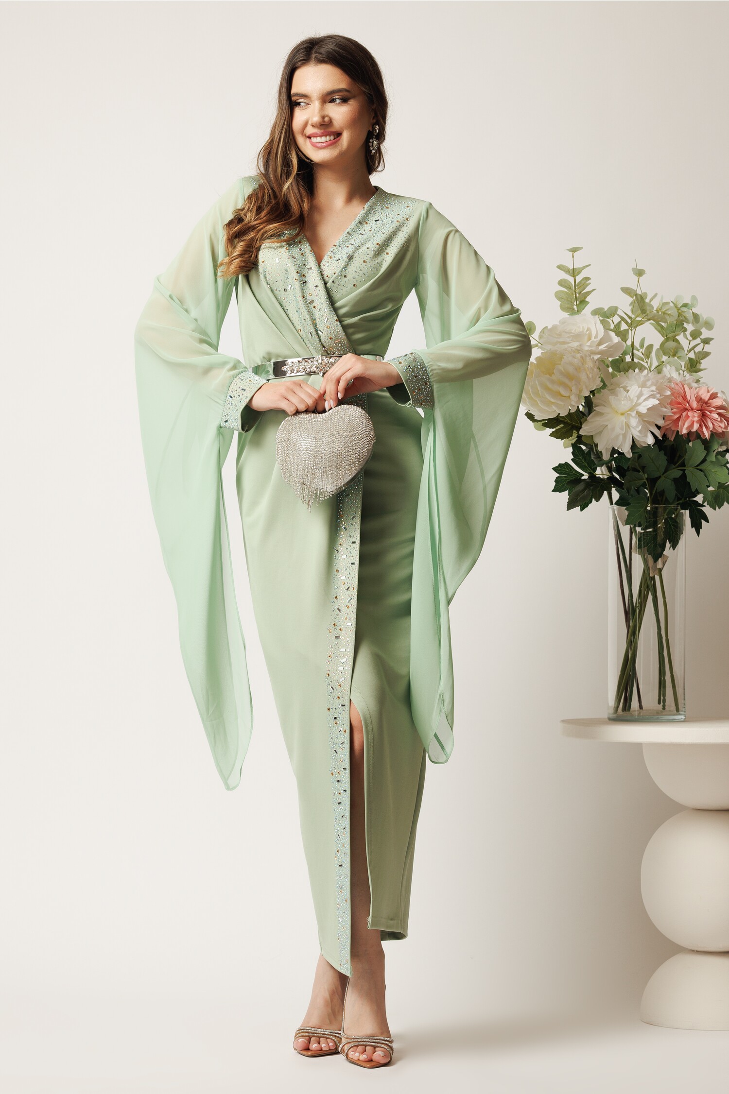 Rochie lunga verde mint din stofa petrecuta cu strasuri si maneci din voal