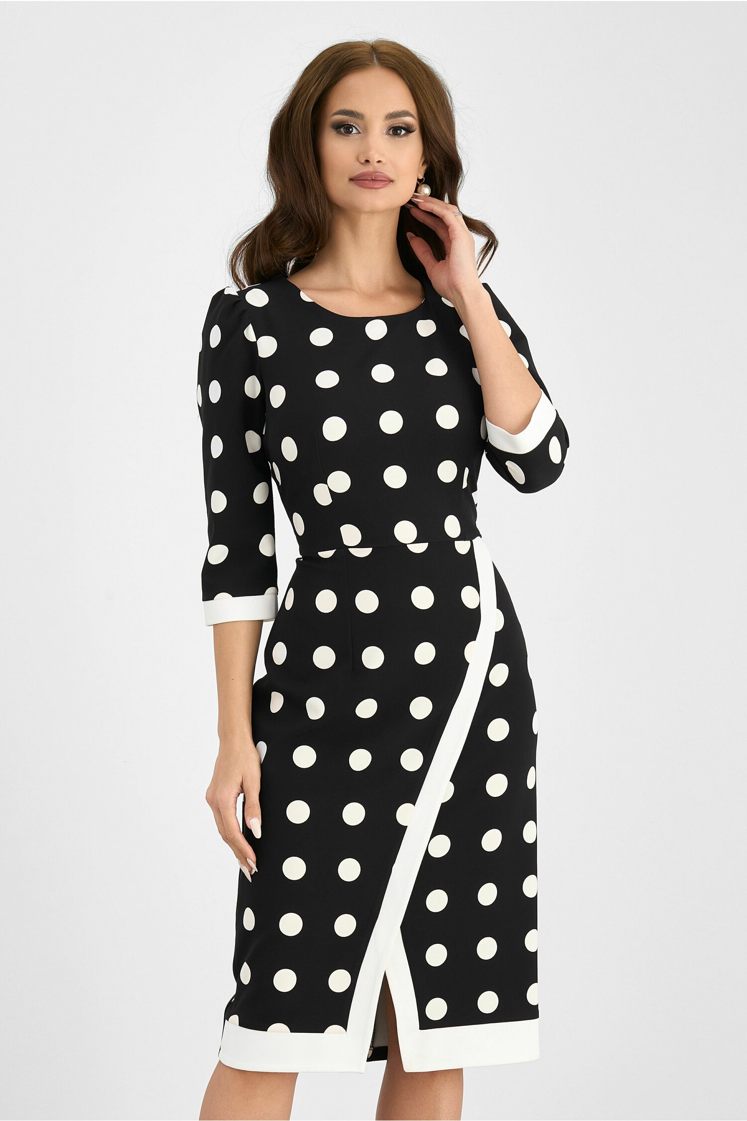 Rochie maria neagra cu imprimeu buline si crepeu in fata