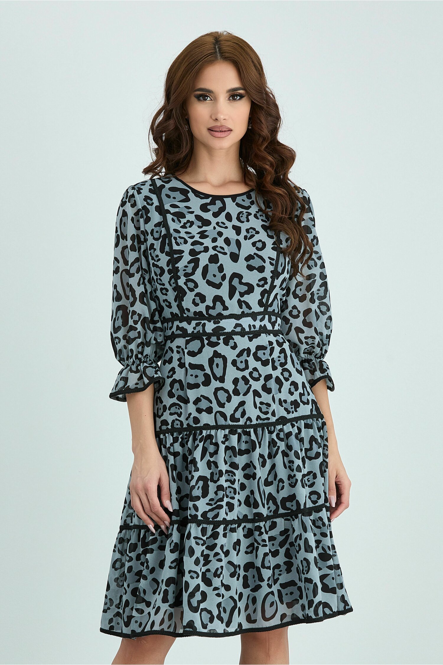 Rochie marica gri cu animal print si insertii din broderie