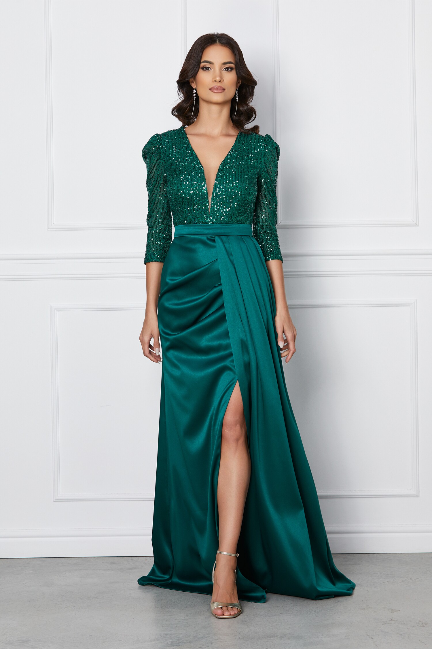 Rochie MBG lunga verde din tafta cu paiete la bust si crepeu maxi