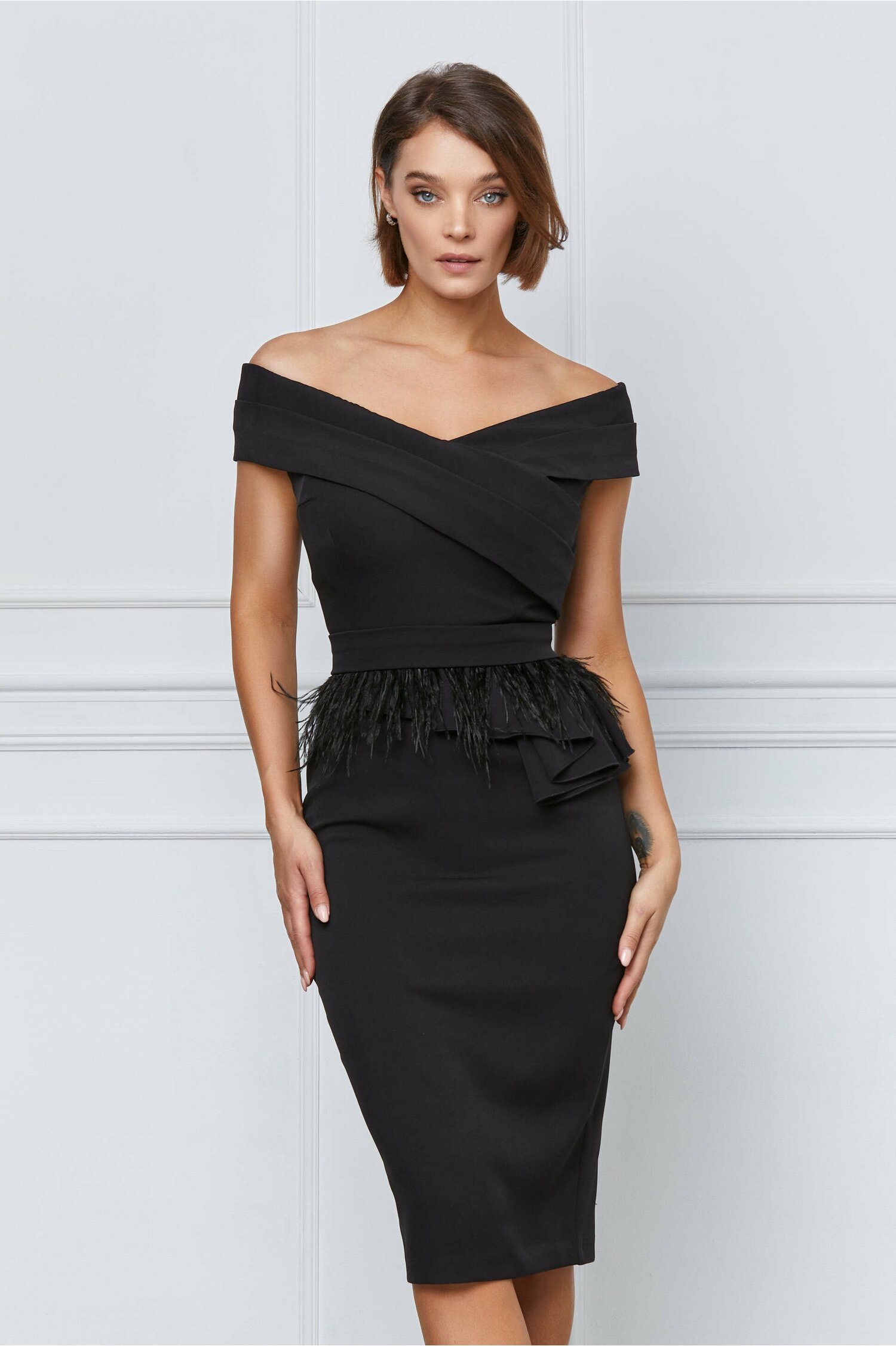 Rochie de ocazie neagra cu peplum si pene in talie