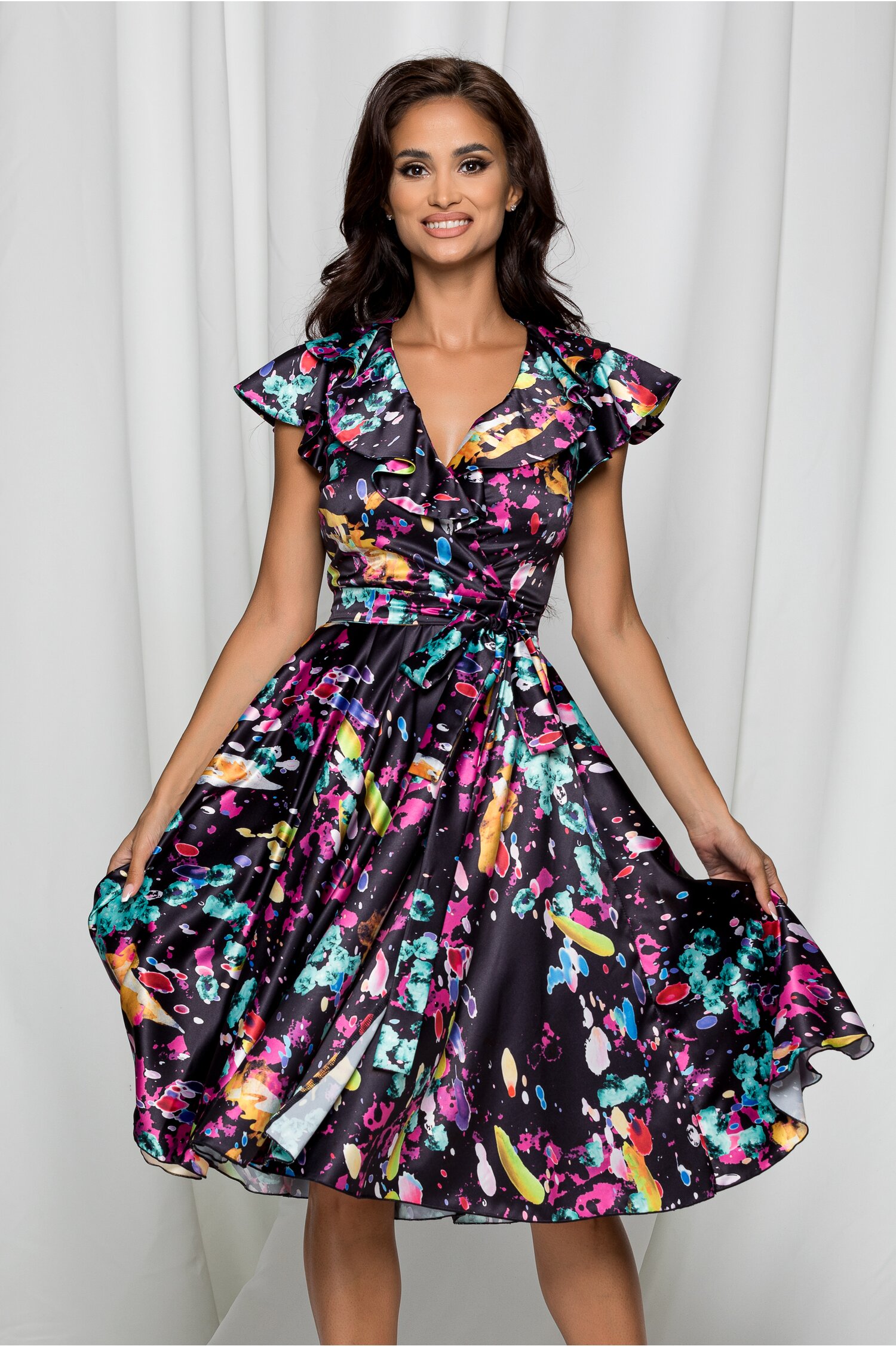 Rochie MBG neagra satinata cu imprimeu floral si crepeu frontal dyfashion.ro imagine megaplaza.ro