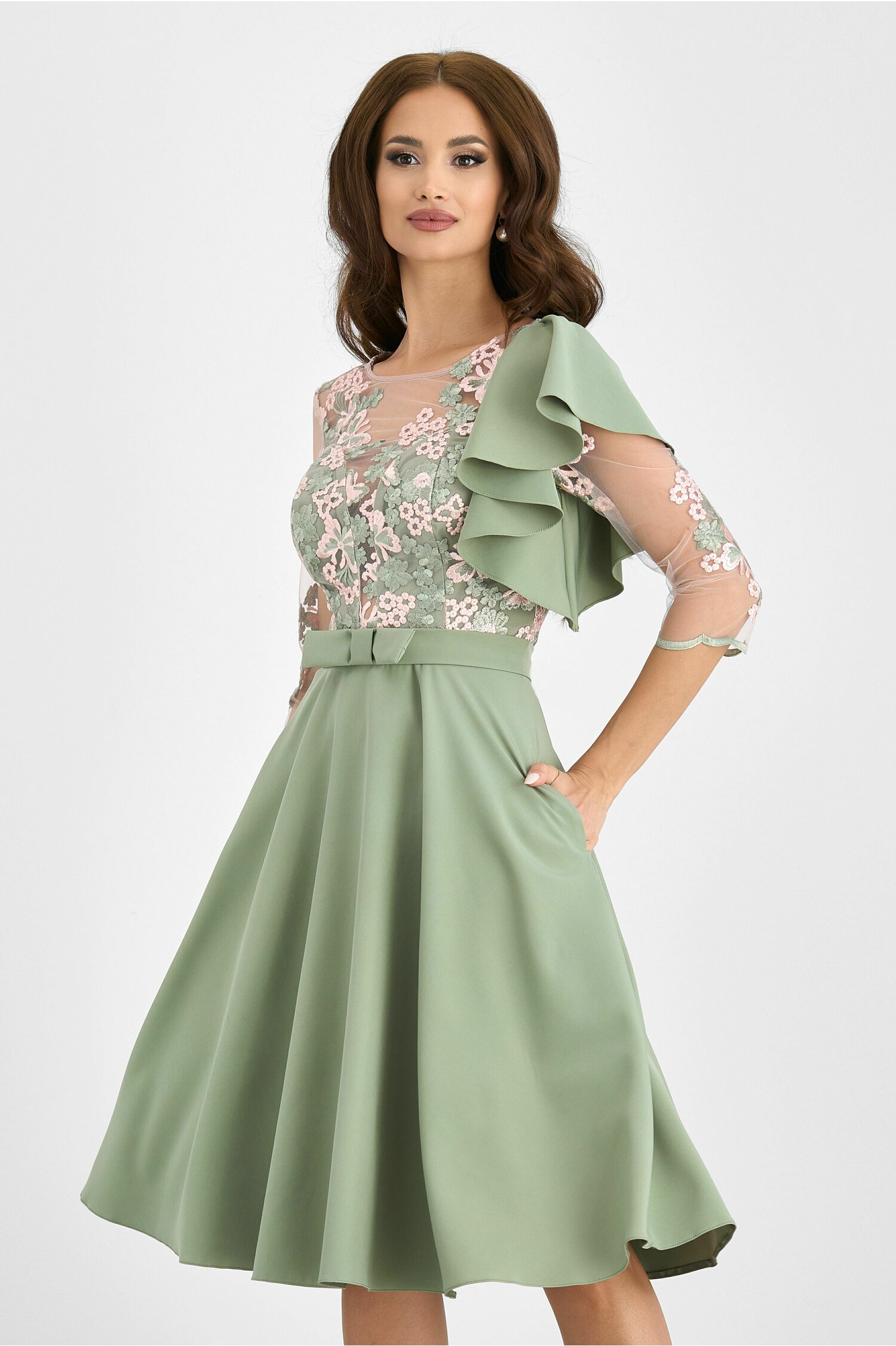 Rochie mbg verde fistic accesorizata cu broderie la bust si aplicatie la umar