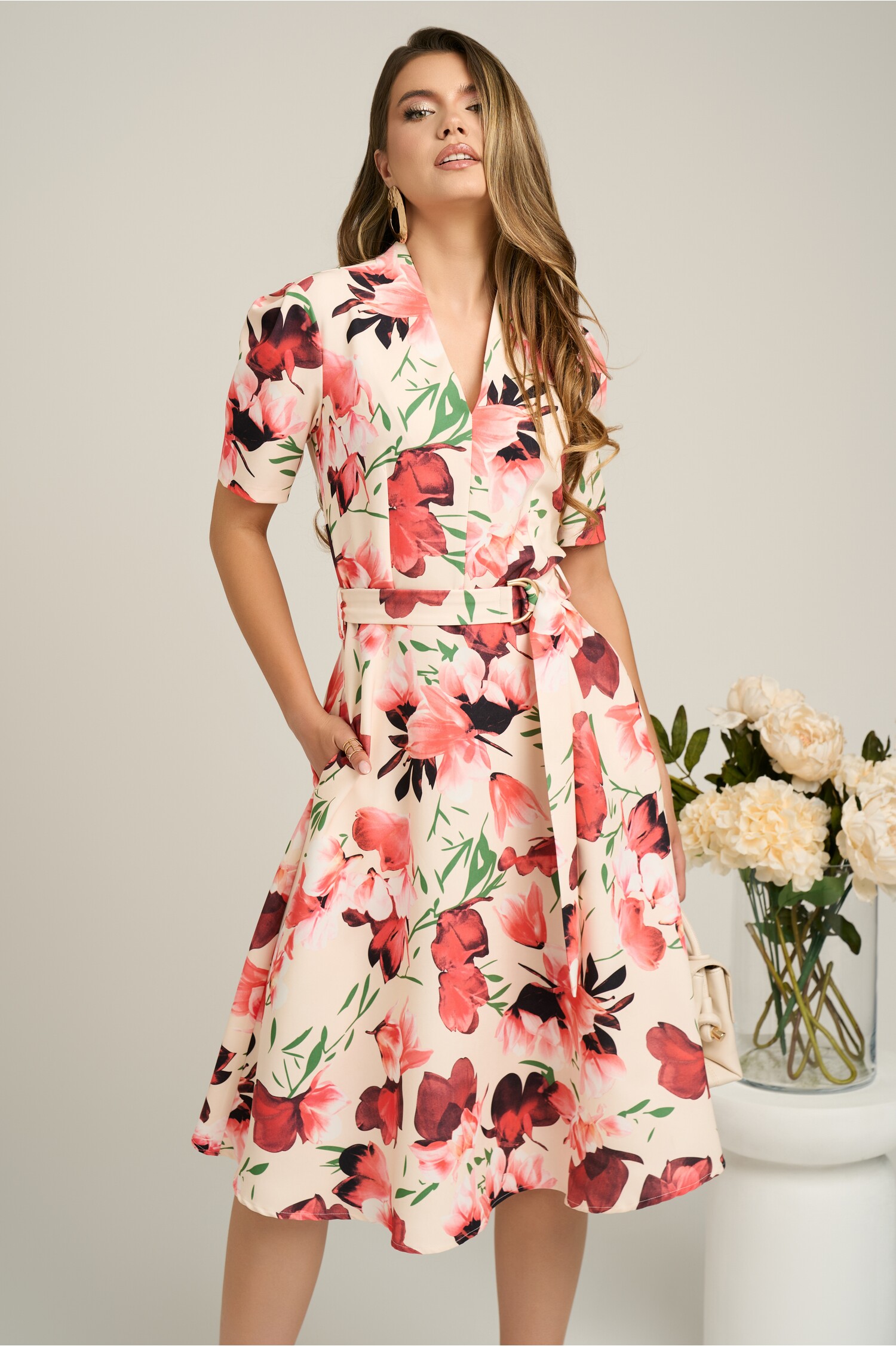 Rochie mid ivory din stofa in clos cu imprimeu floral roz si cordon in talie