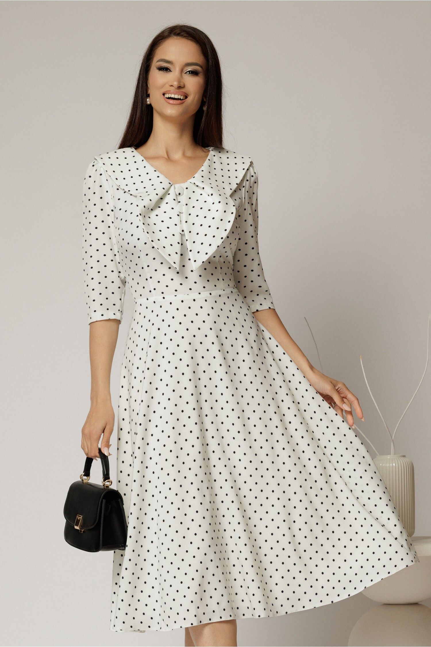 Rochie midi alba cu buline si guler amplu croi clos