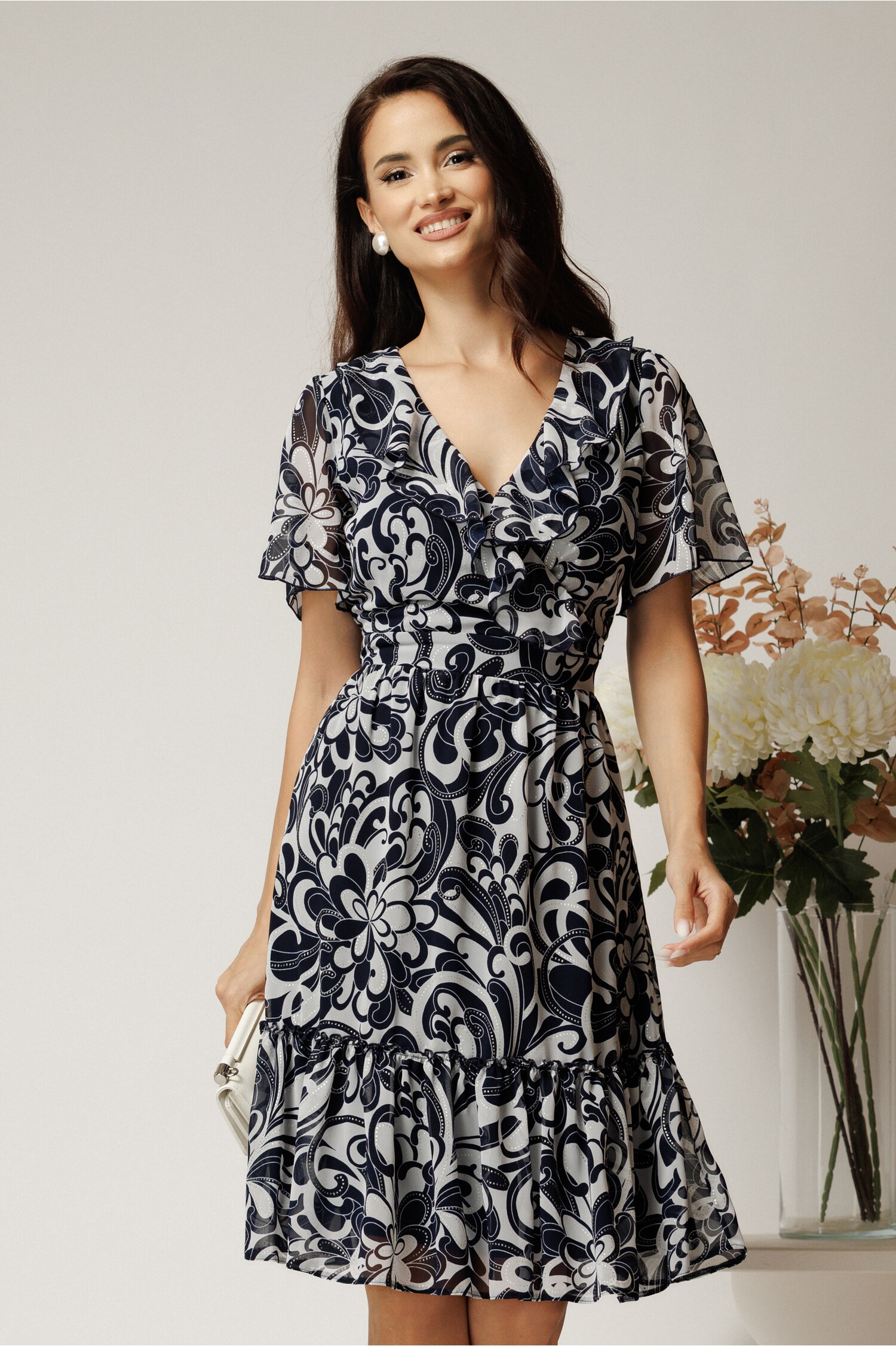 Rochie midi alba din voal cu imprimeu bleumarin si volane Rochie midi alba din voal cu imprimeu bleumarin si volane