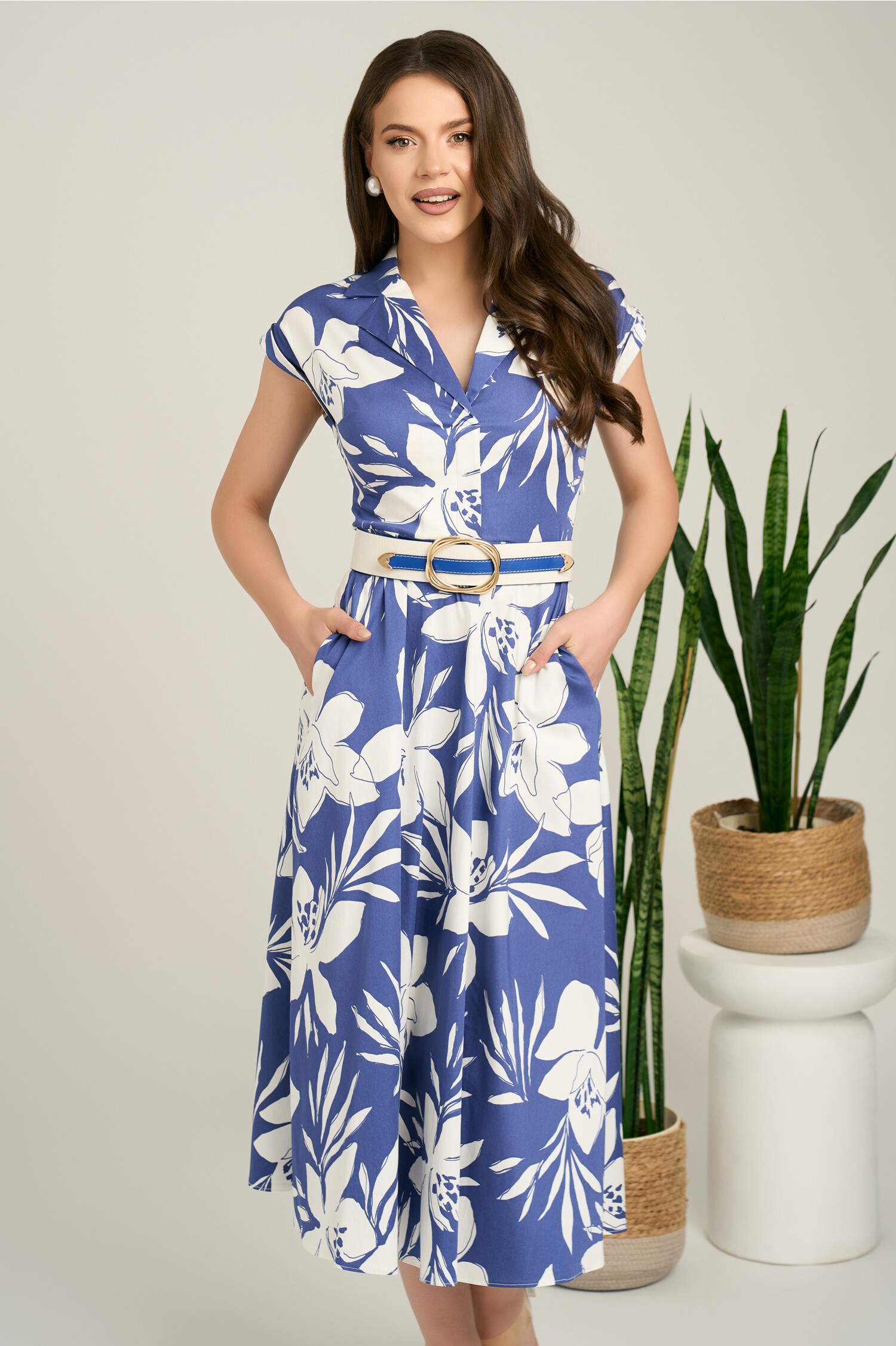 Rochie midi albastra din bumbac in clos cu flori si curea in talie