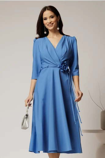Rochie midi albastra din stofa in clos cu floare in talie