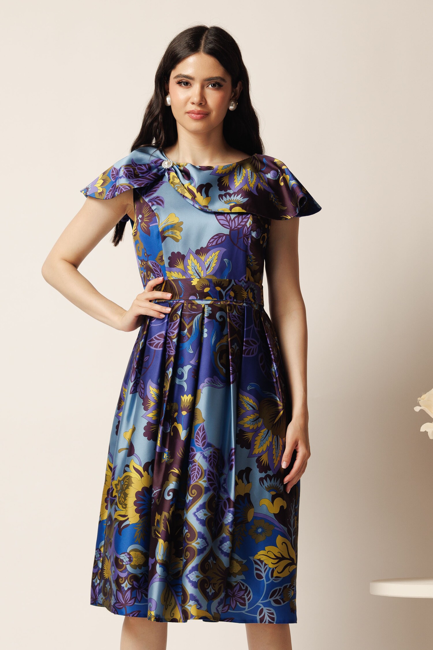 Rochie midi albastra din tafta in clos cu imprimeuri galbene si cordon in talie