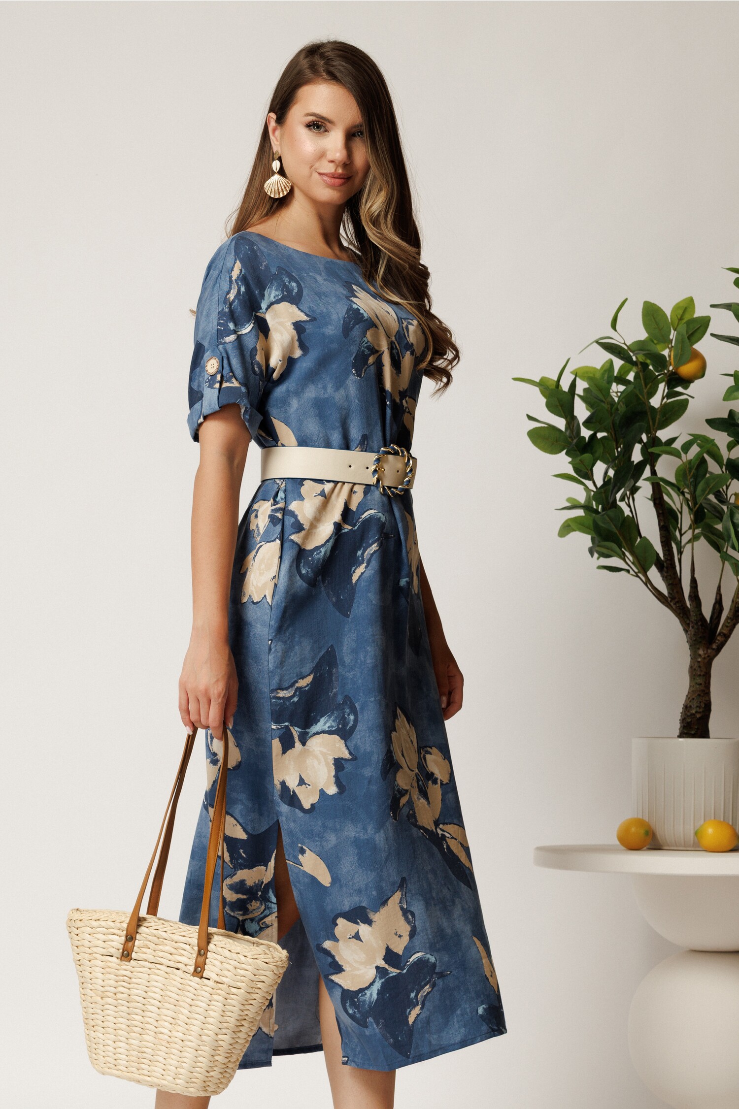 Rochie midi albastra din tencel cu imprimeu bej si curea in taliea