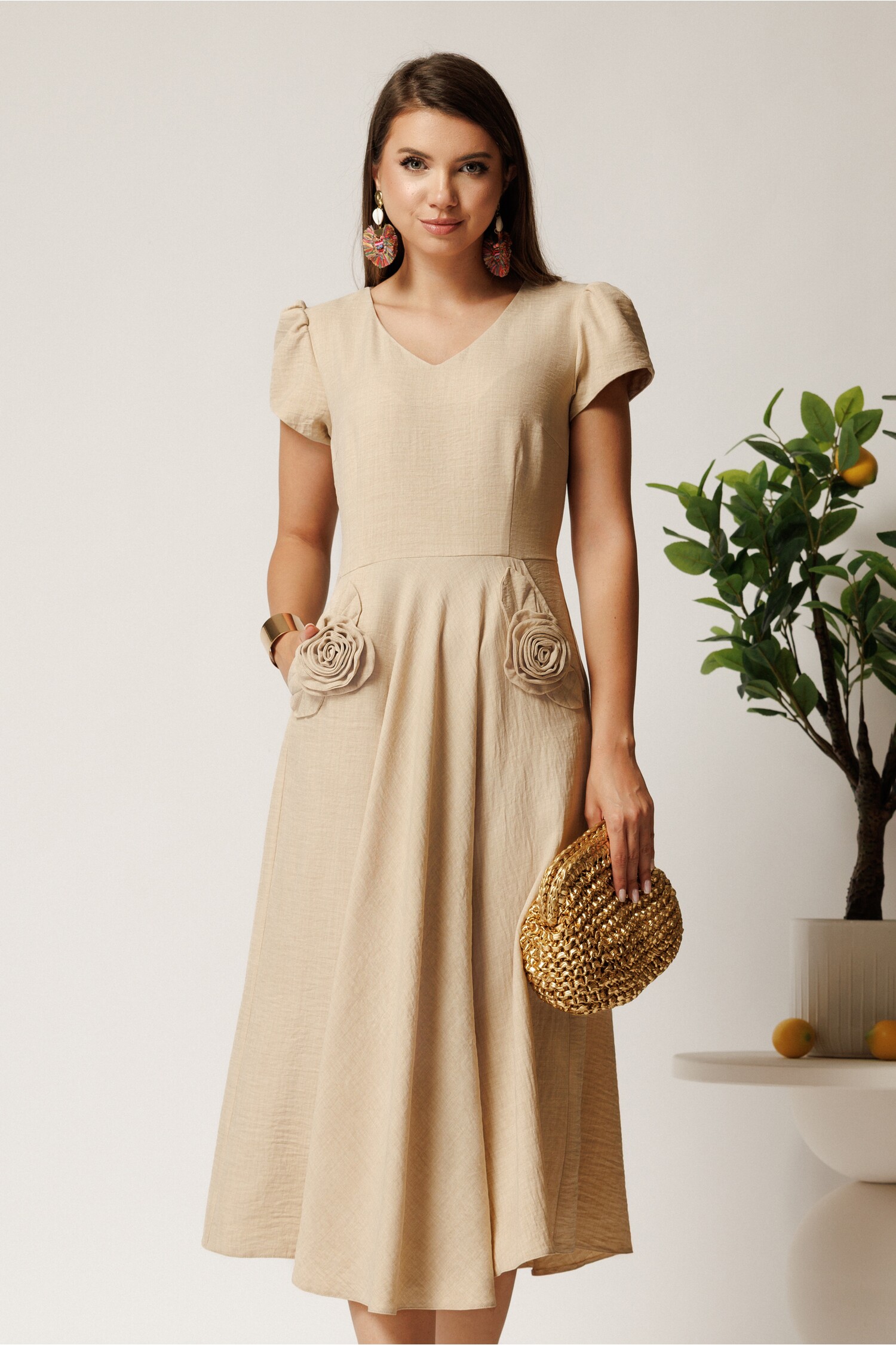 Rochie midi bej din material fluid in clos cu trandafiri pe buzunare