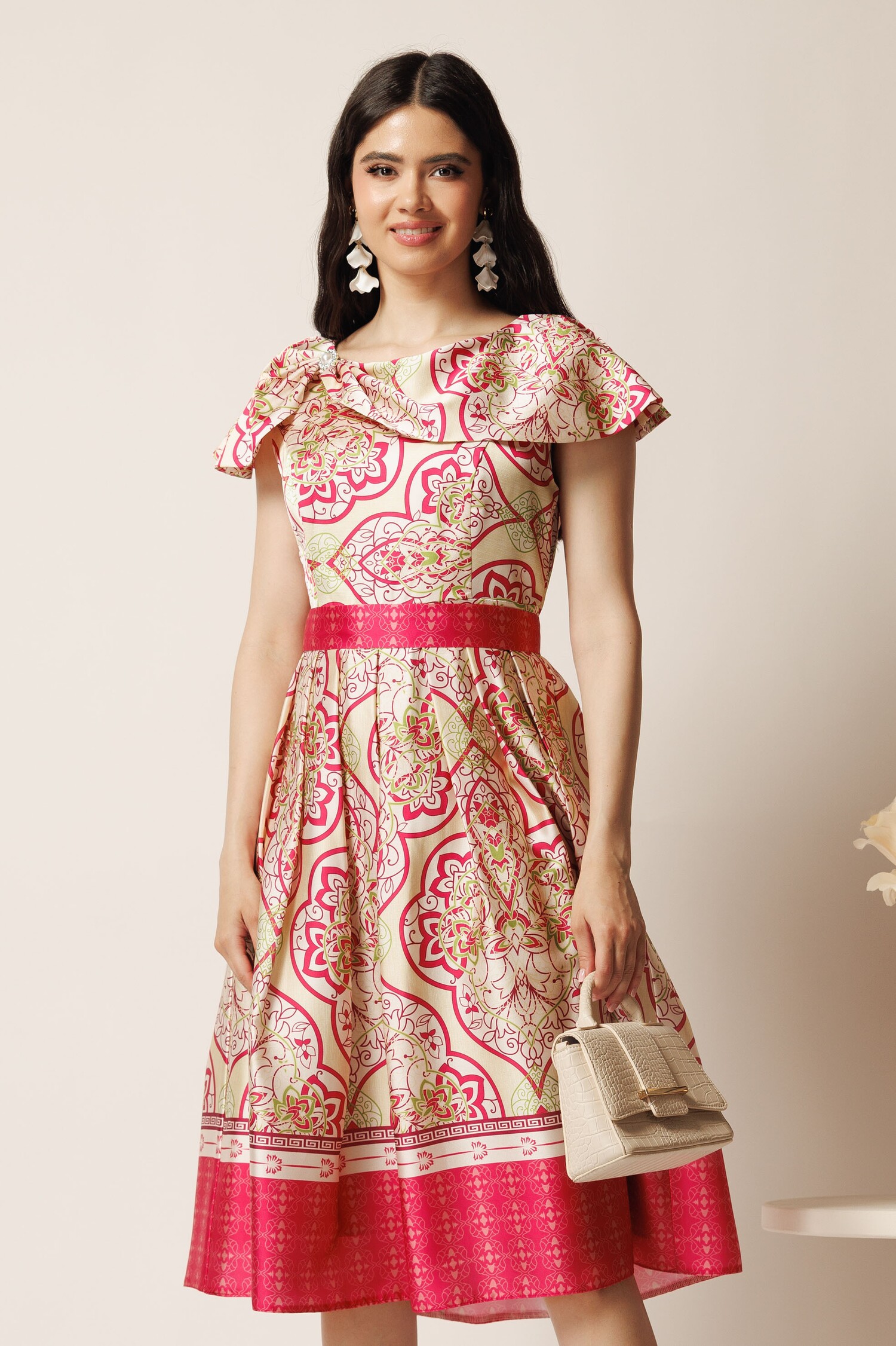Rochie midi bej din tafta in clos cu imprimeuri fucsia si cordon in talie