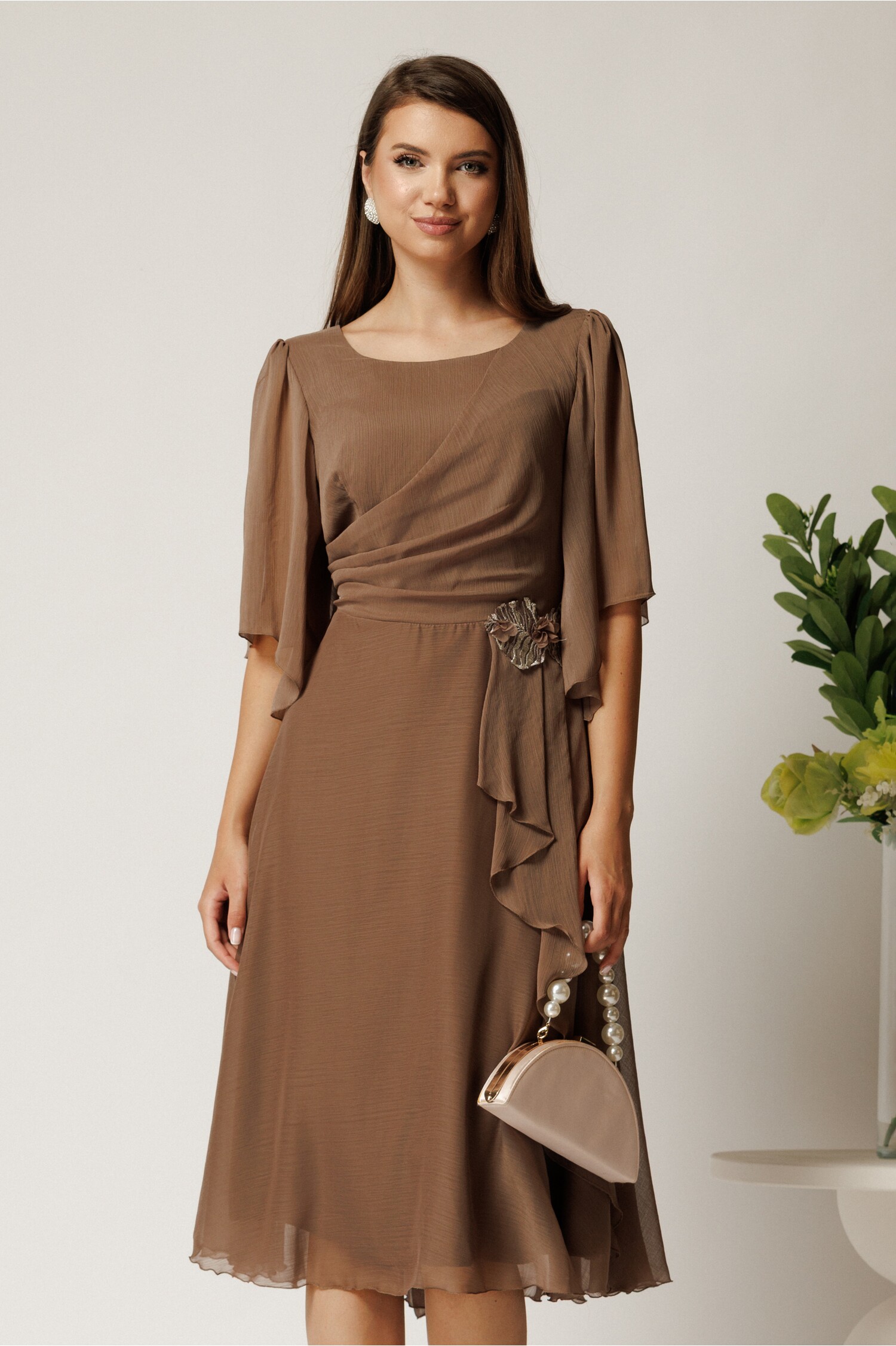 Rochie midi bej din voal in clos cu broderie florala pe talie