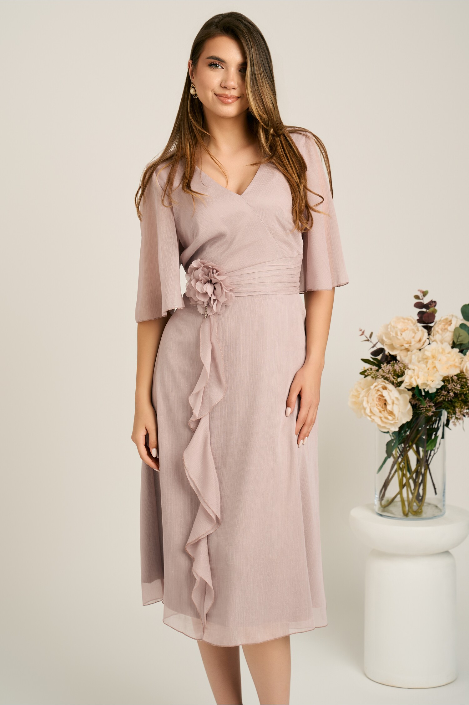 Rochie midi bej din voal in clos cu insertii din fir lurex si floare in talie-Viada