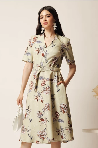 Rochie midi bej in clos cu imprimeuri maro si cordon in talie