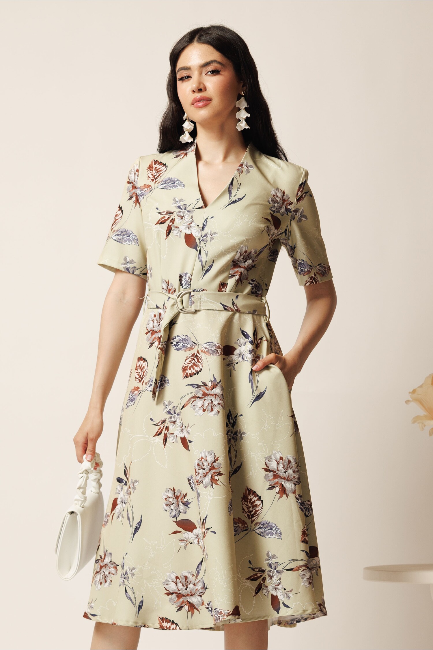 Rochie midi bej in clos cu imprimeuri maro si cordon in talie