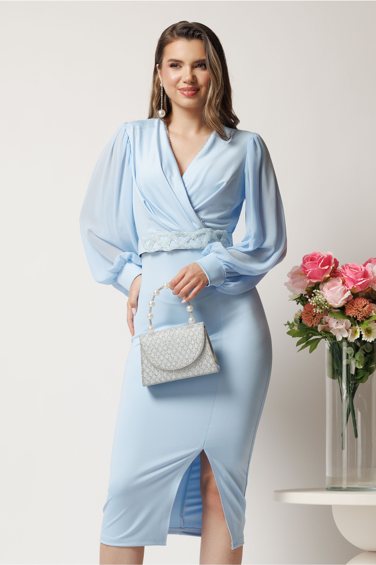 Rochie midi bleu conica cu margele la decolteu si curea in talie