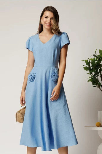 Rochie midi bleu din material fluid in clos cu trandafiri pe buzunare