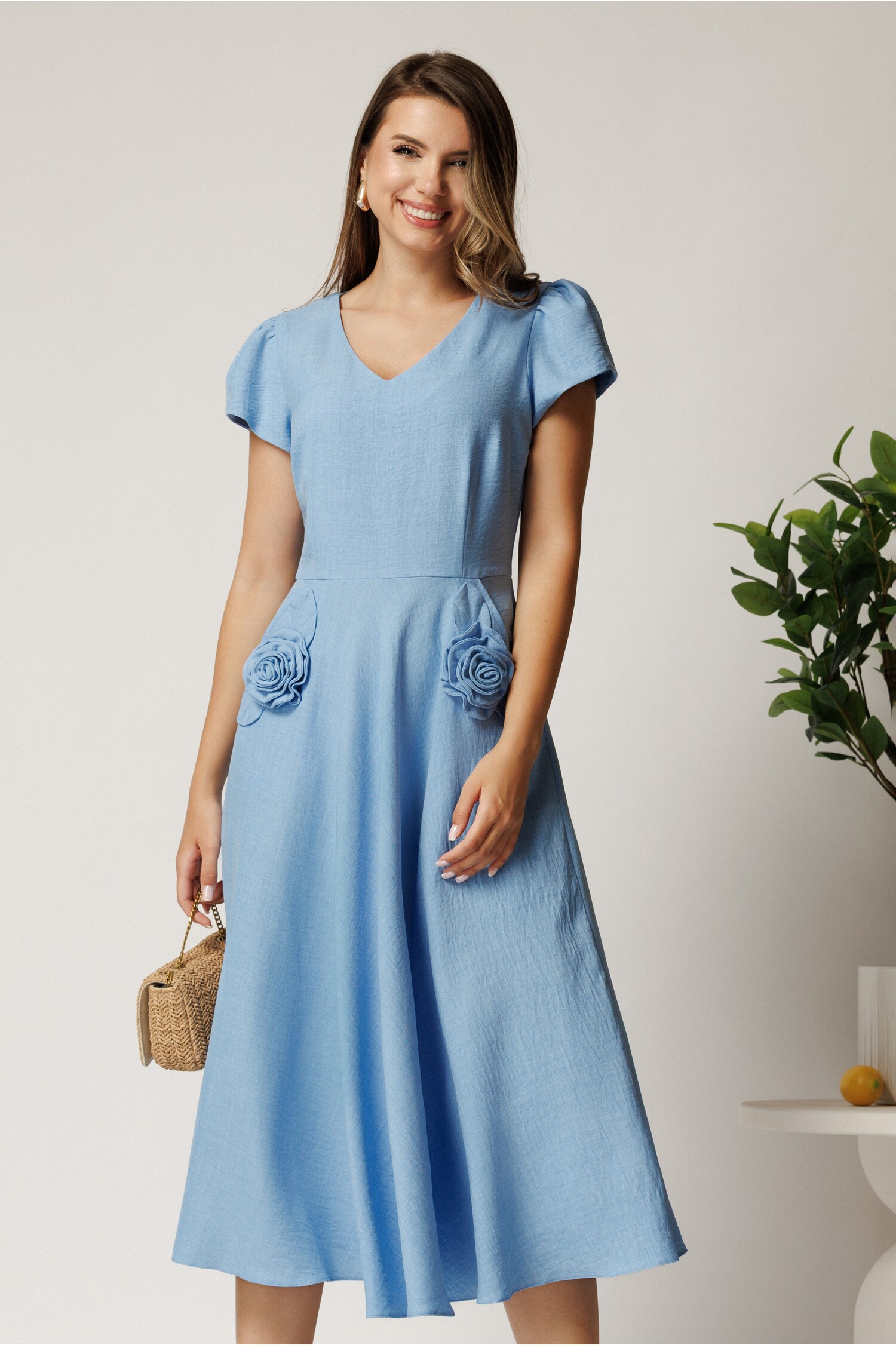 Rochie midi bleu din material fluid in clos cu trandafiri pe buzunare