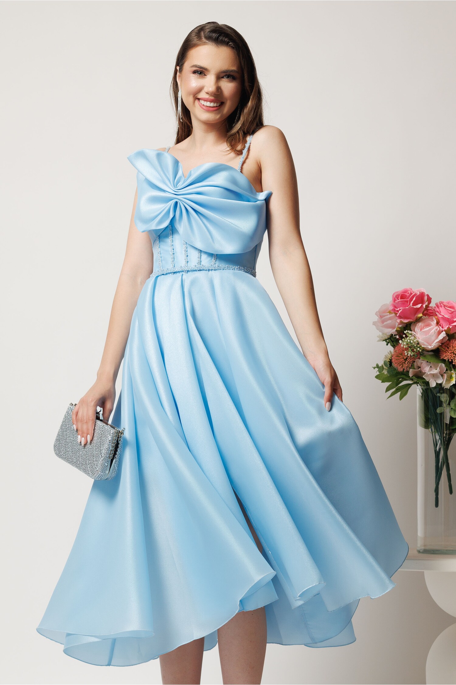 Rochie midi bleu din organza in clos cu funda la bust si margele