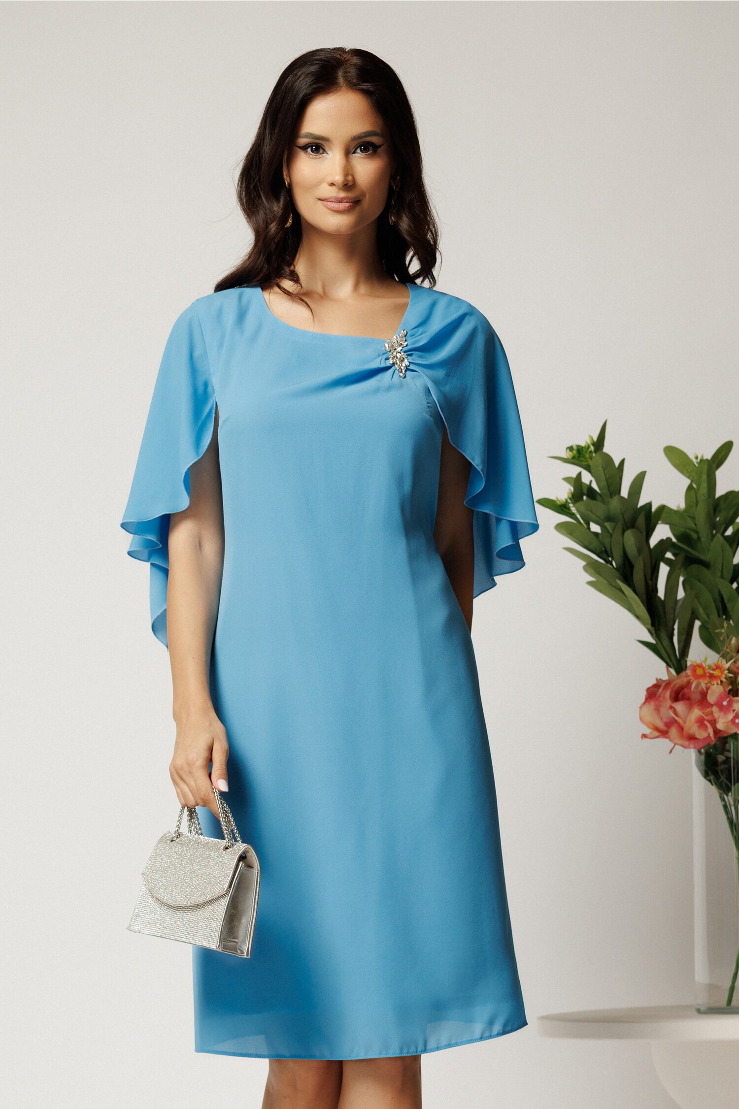 Rochie midi bleu din voal cu croi drept si accesoriu stralucitor la bust- Viada