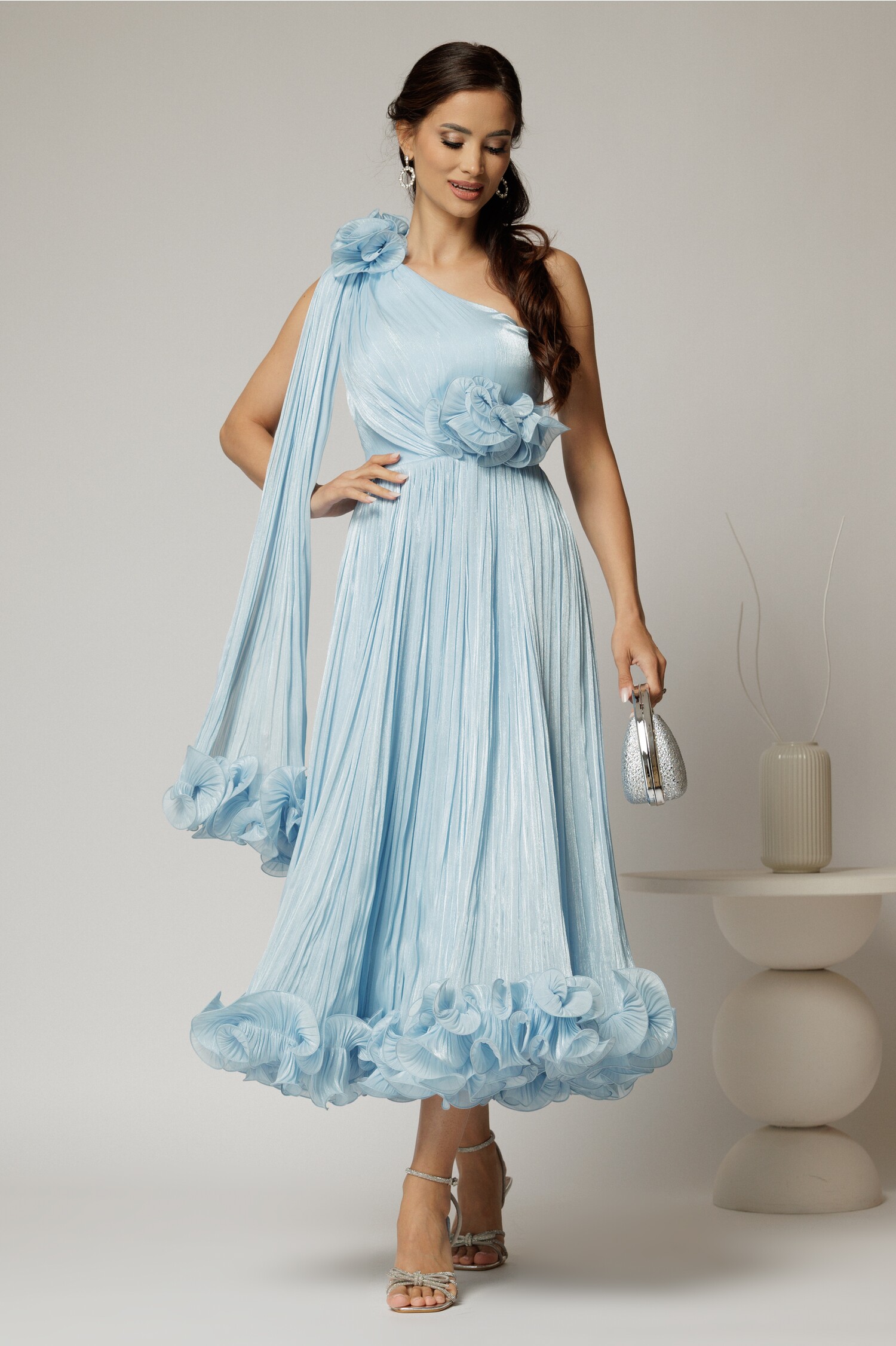 Rochie midi bleu din voal satinat cu volanase la baza si flori in talie si pe umar