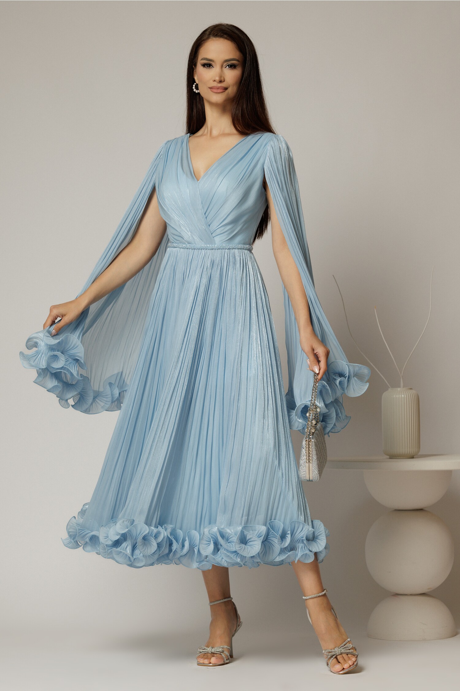 Rochie midi bleu din voal satinat in clos cu maneci ample si curea din strasuri in talie