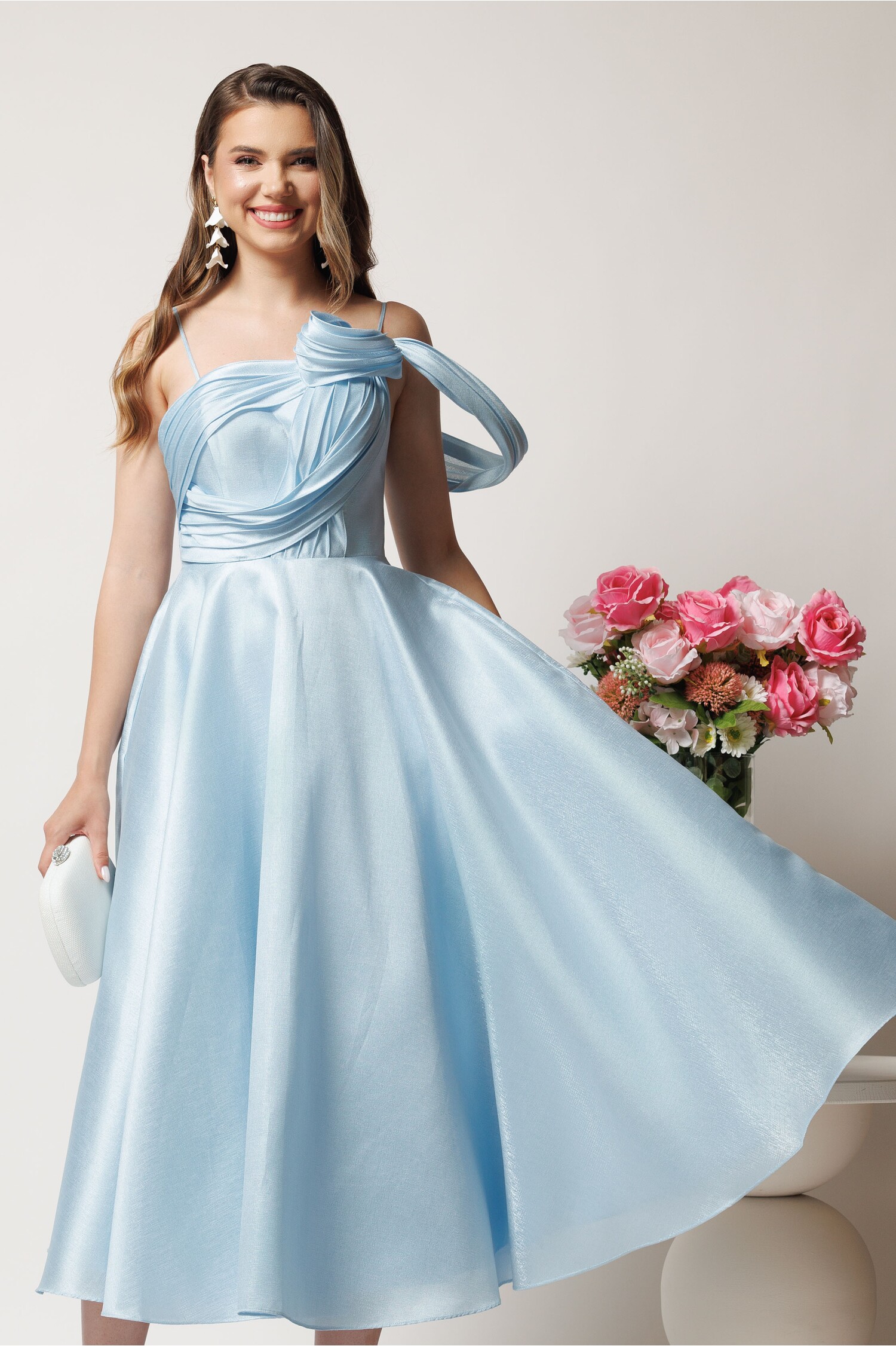 Rochie midi bleu in clos cu bust structurat si aplicatie asimetrica