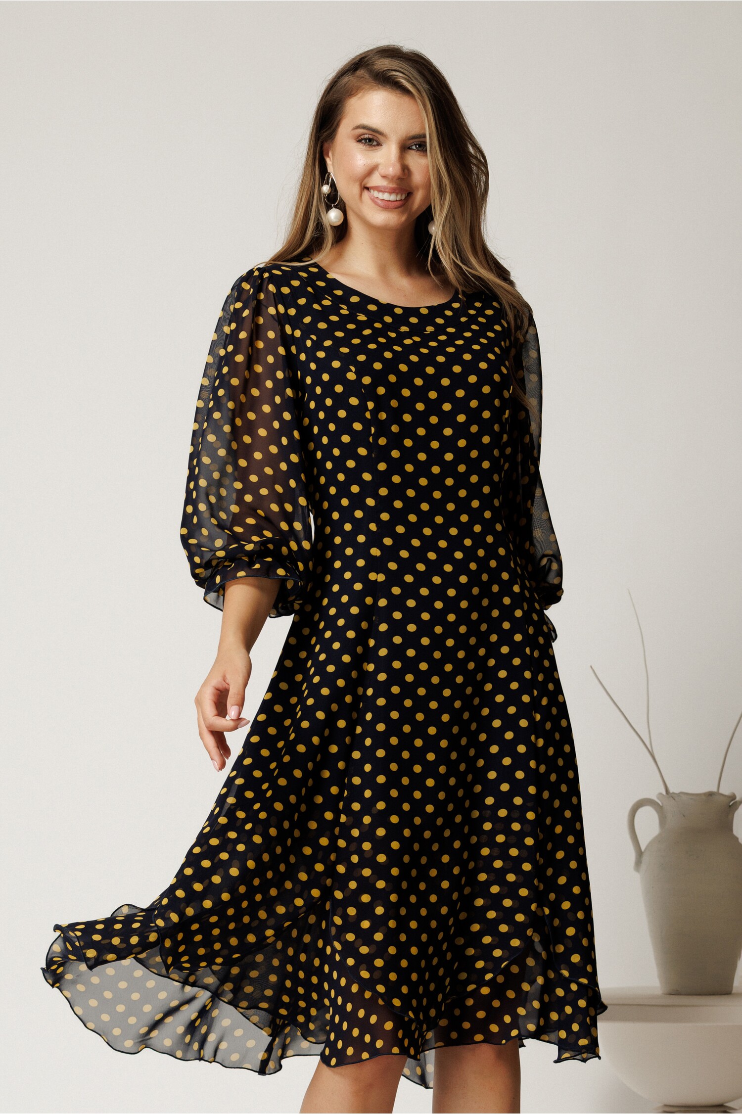 Rochie midi bleumarin cu buline galbene din voal cu croi in clini