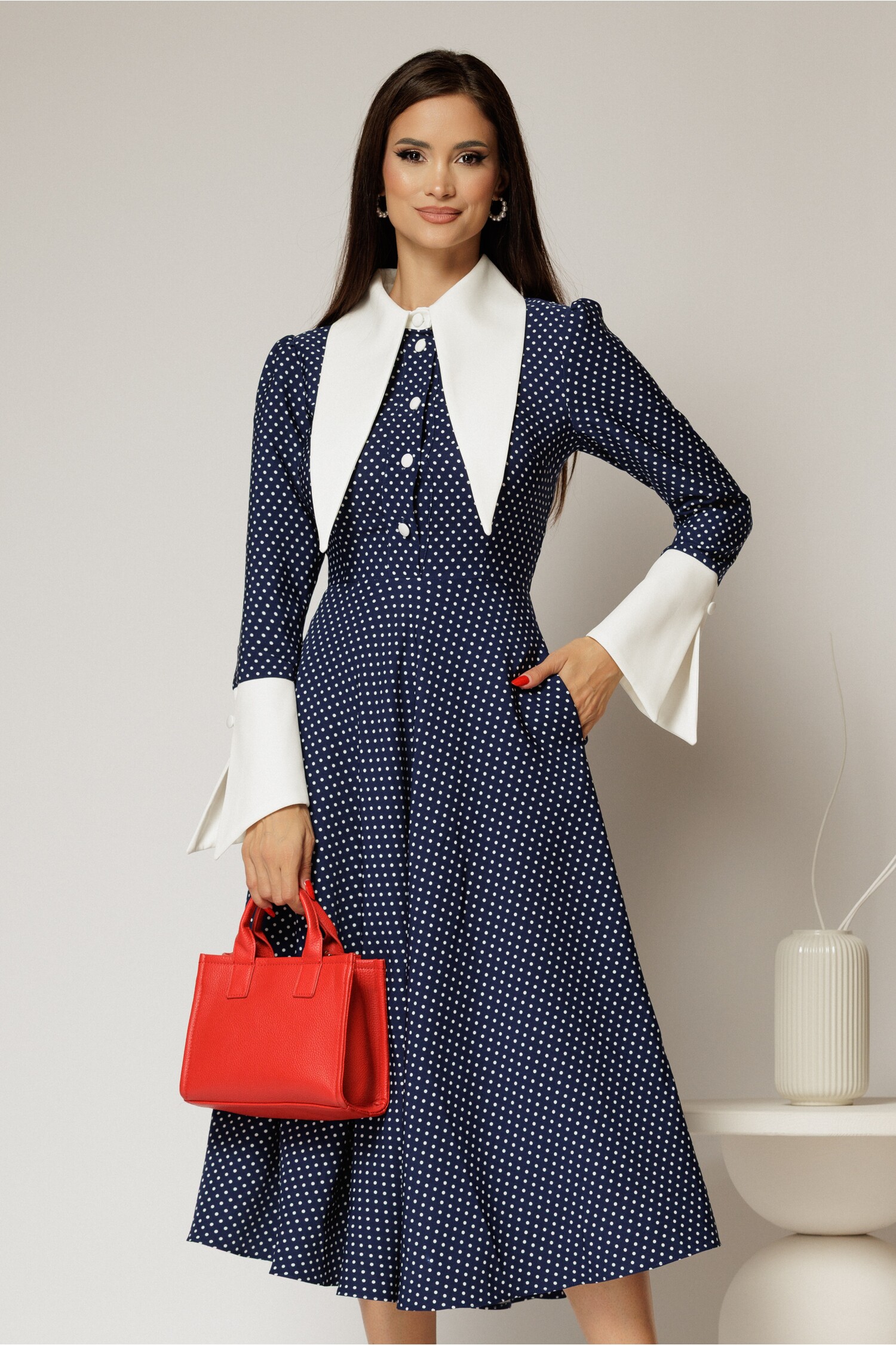 Rochie midi bleumarin cu buline mici si guler ascutit