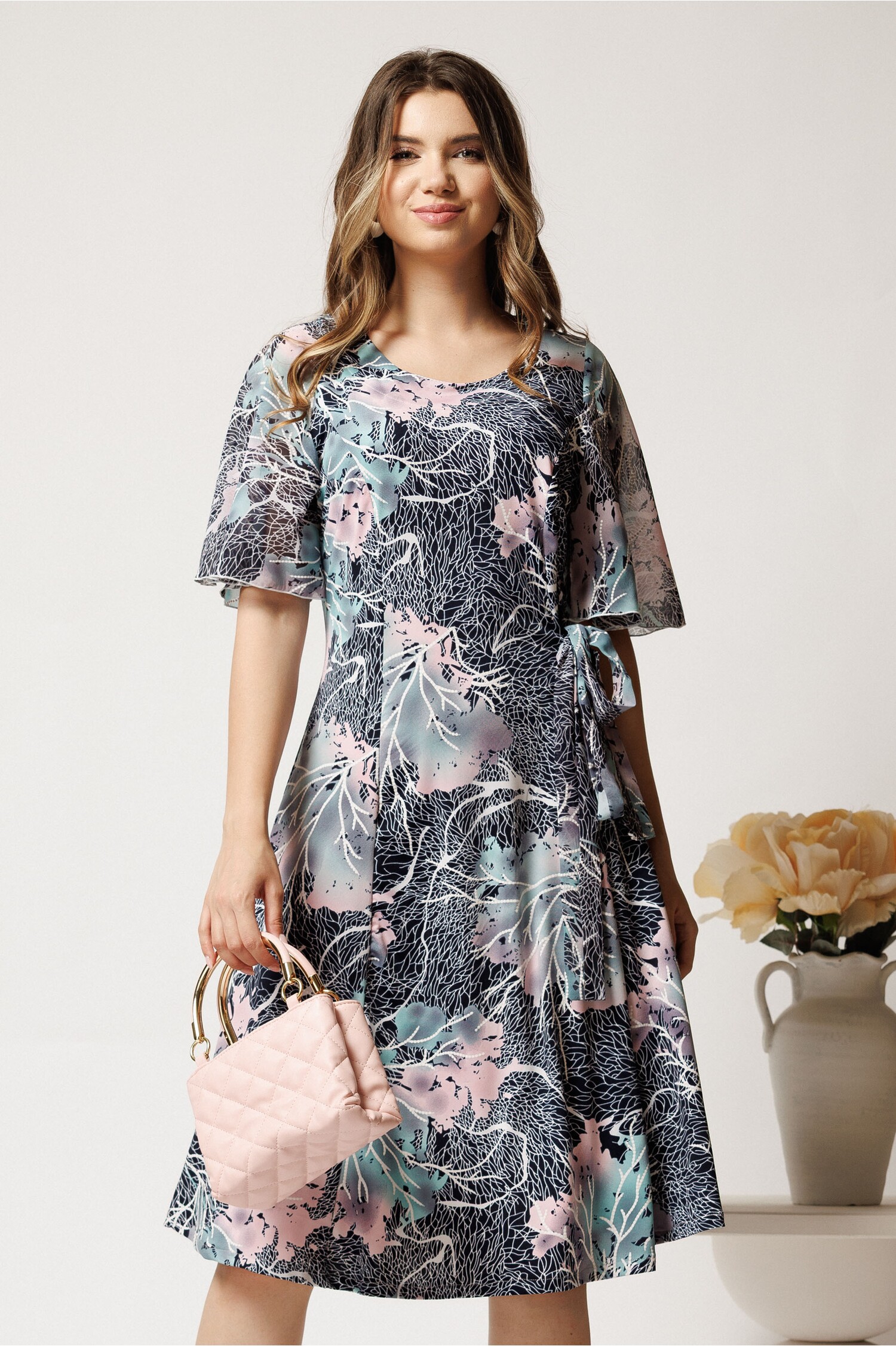 Rochie midi bleumarin cu imprimeu roz-turcoaz din lycra in clini cu funda in talie