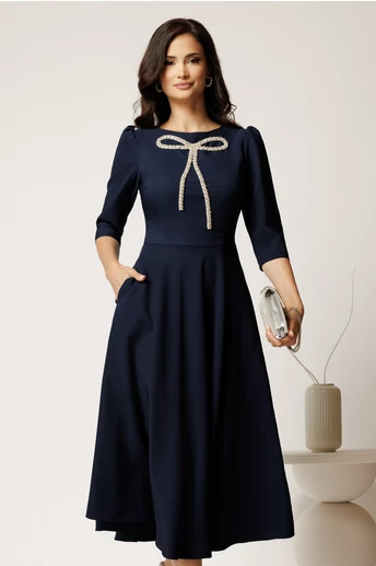 Rochie midi bleumarin din stofa in clos cu funda si strasuri pe bust
