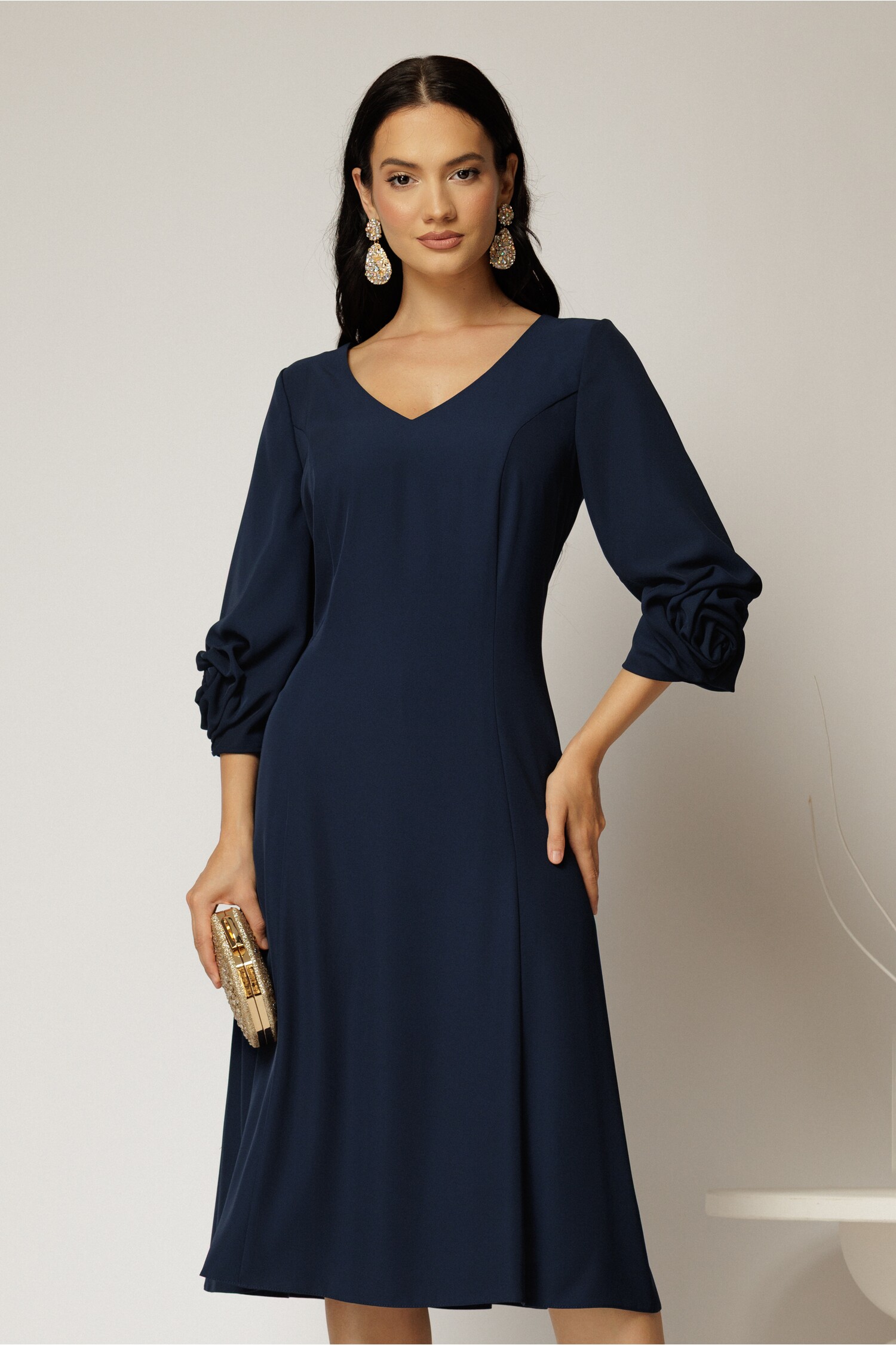 Rochie midi bleumarin din triplu voal cu trandafiri la maneci si decolteu V