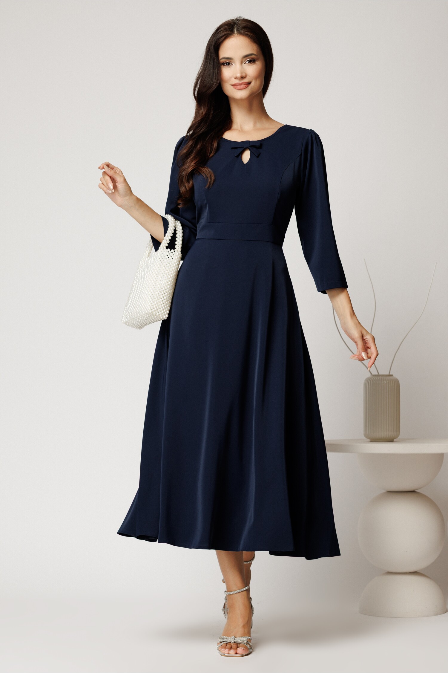 Rochie midi bleumarin din viscoza in clos cu funda si decupaj la decolteu