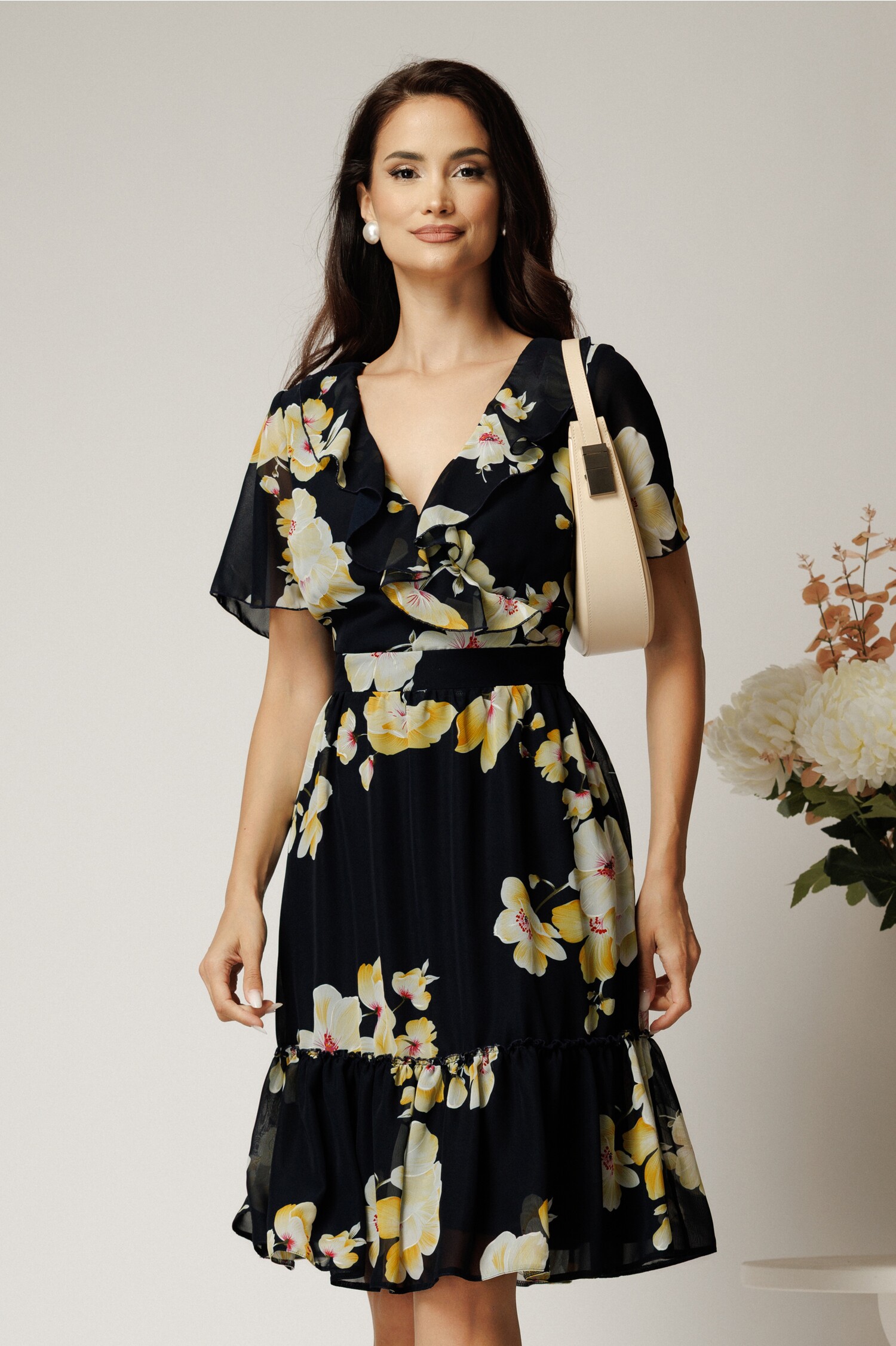 Rochie midi bleumarin din voal cu flori galbene si volane Rochie midi bleumarin din voal cu flori galbene si volane