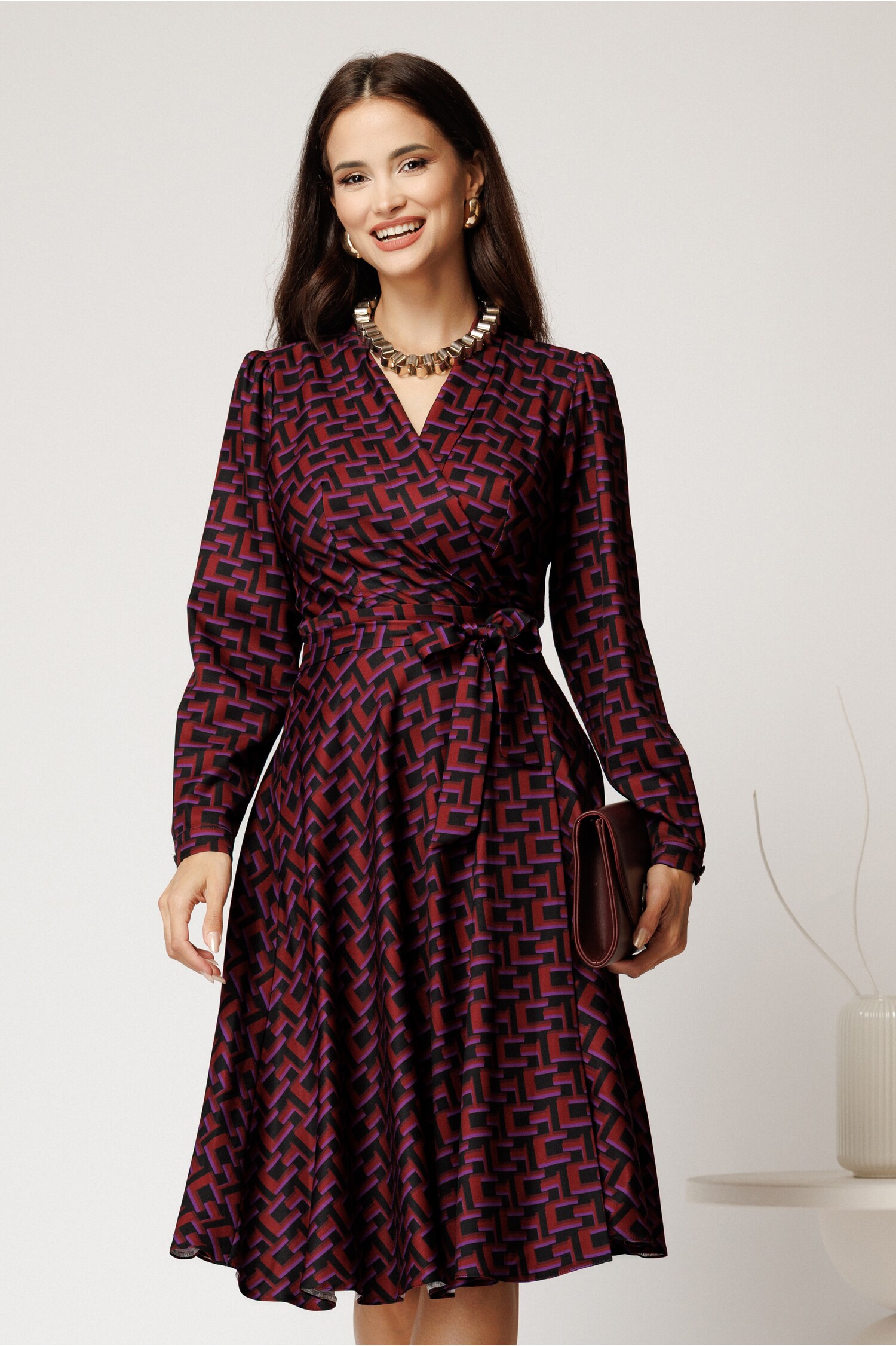 Rochie midi bordo din stofa cu imprimeuri mov si cordon in talie