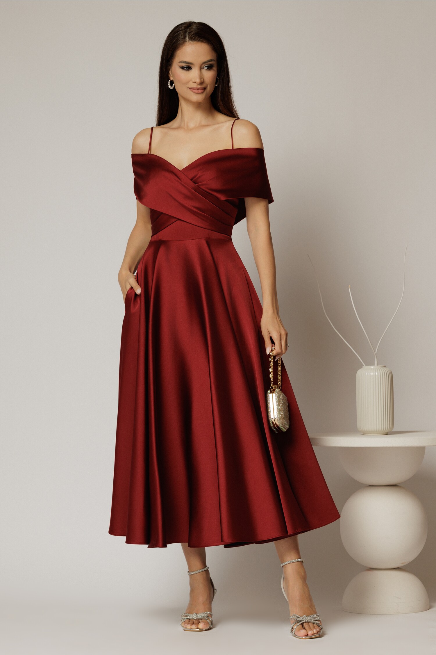 Rochie midi bordo din tafta de ocazie cu umeri goi