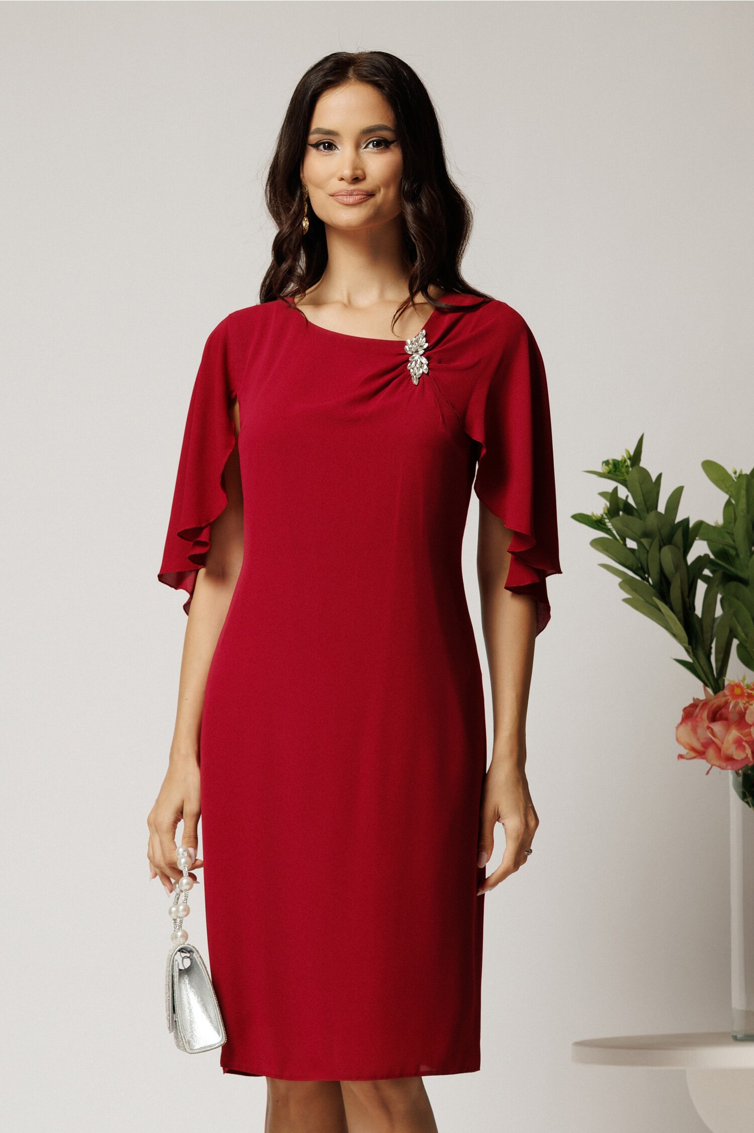 Rochie midi bordo din voal cu croi drept si accesoriu stralucitor la bust- Viada