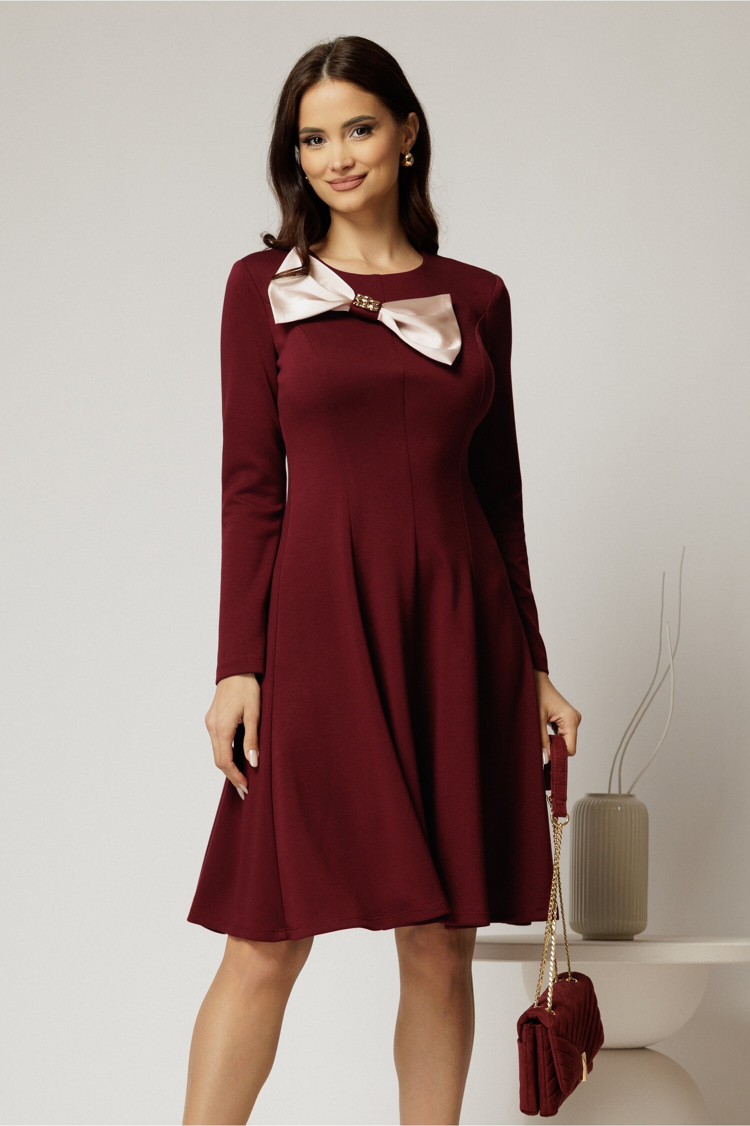 Rochie midi bordo in clini cu funda maxi satinata pe bust