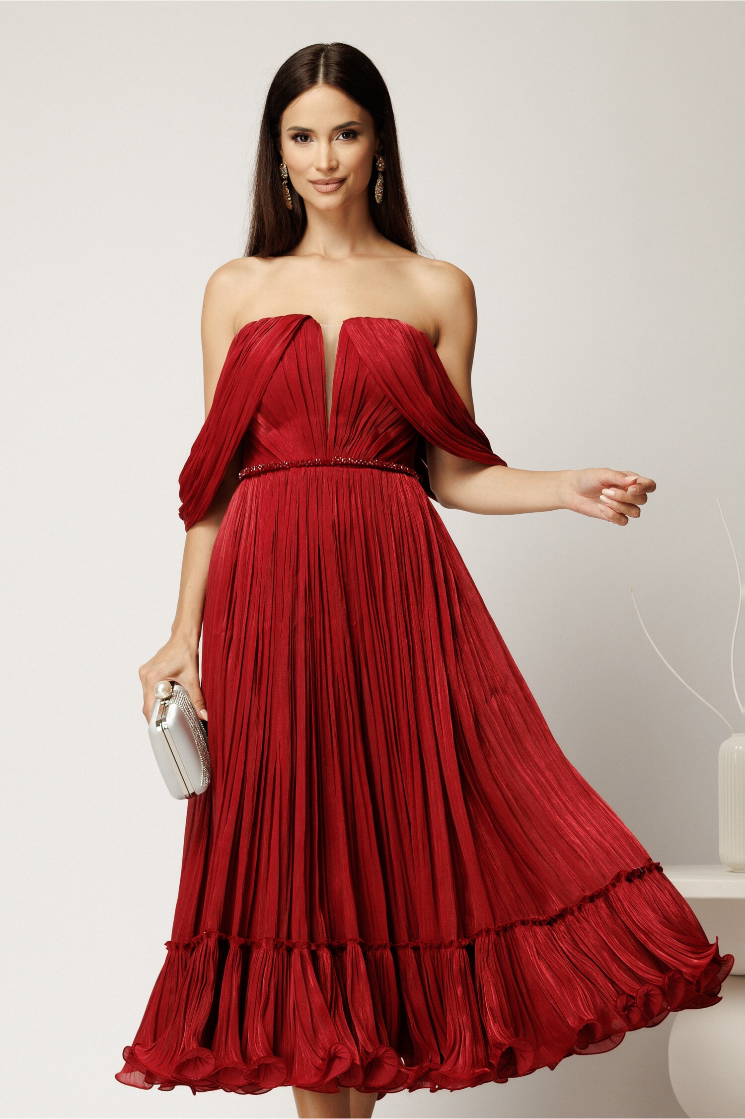 Rochie midi bordo in clos din voal satinat cu aplicatii cazute pe umeri