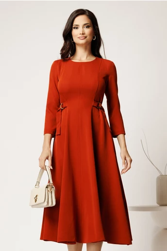Rochie midi caramizie din stofa in clos cu catarame in talie