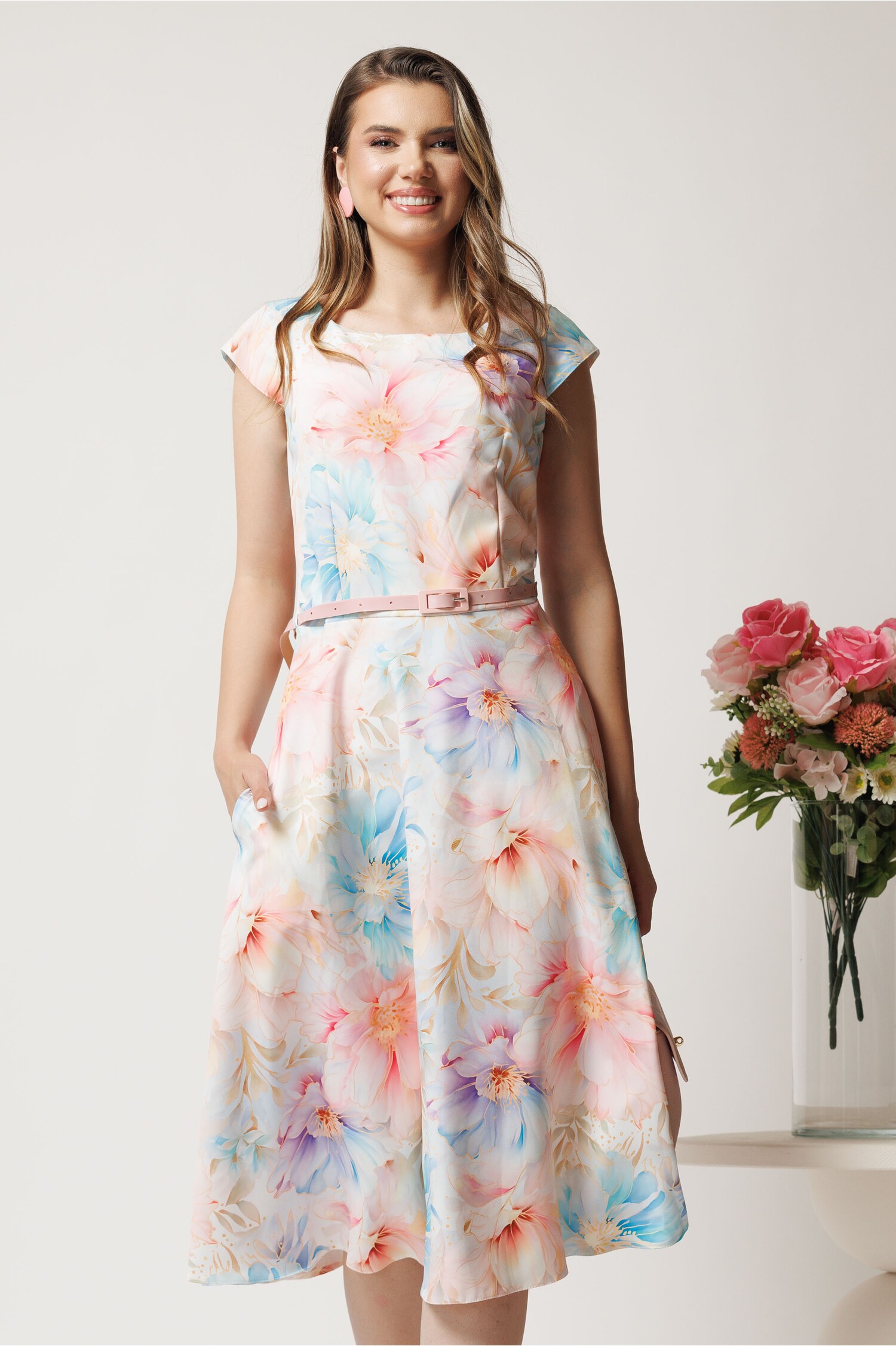 Rochie midi cu flori pastelate in clos cu buzunare si curea in talie