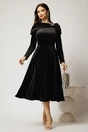 Rochie midi din catifea neagra cu umeri lasati si brosa, 3, dyfashion.ro